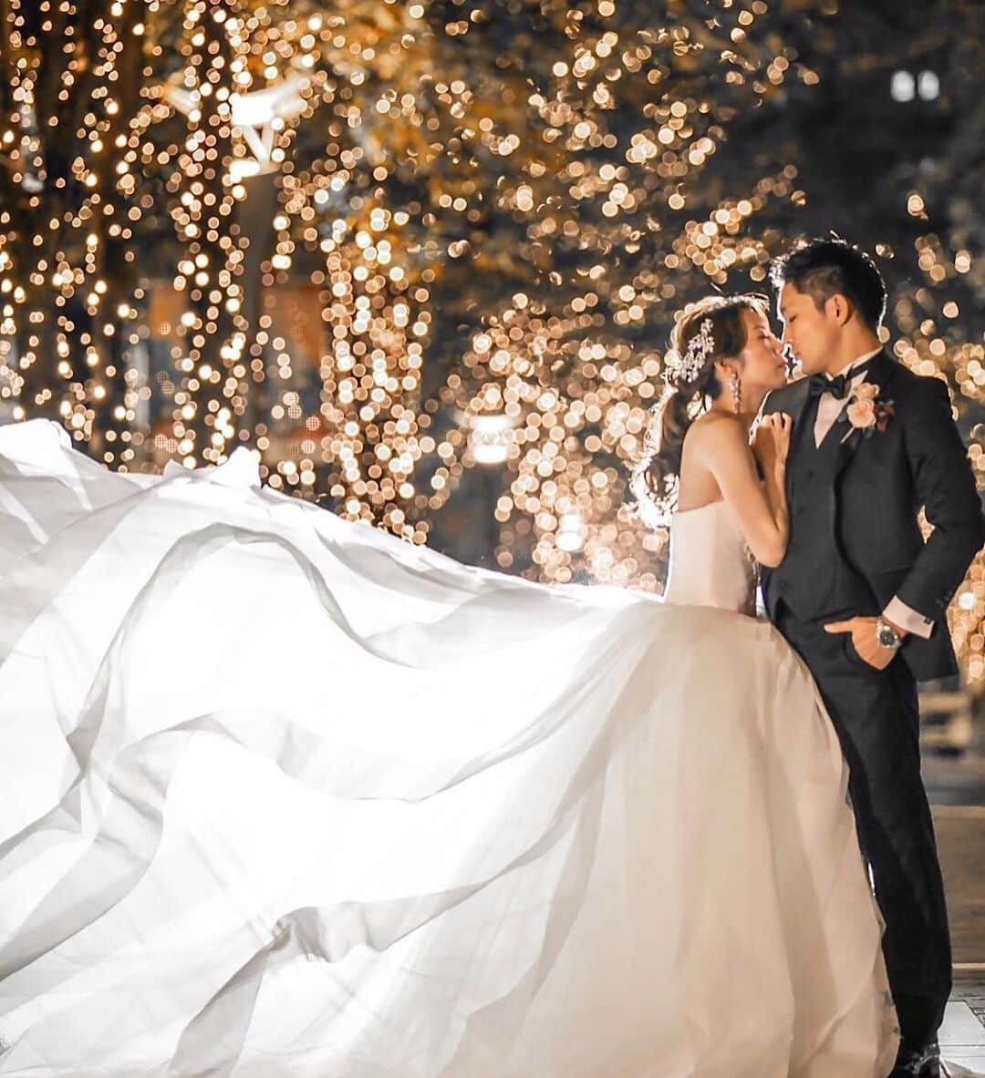 プレ花嫁の結婚式準備アプリ♡ -ウェディングニュースさんのインスタグラム写真 - (プレ花嫁の結婚式準備アプリ♡ -ウェディングニュースInstagram)「キラキラ✨ロマンチックで素敵なウェディングフォト5選✨﻿ ﻿ ﻿ @weddingnews_editor まいにち150記事を配信♩アプリもよろしくね💕﻿ ﻿ 📷本日のカバーPhoto🕊♩+ﾟ﻿  ﻿ ﻿ ﻿ ﻿ @ayako.bridalphotography さん💕﻿ ﻿ ﻿ 今年も #イルミネーション の時期が﻿ やってきましたね✨﻿ ﻿ カバーはロマンチックな雰囲気に﻿ うっとりしちゃう💕﻿ ﻿ イルミネーションをバックにした﻿ #プロポーズ ショットです🌹﻿ ﻿ 冬の #前撮り をするなら﻿ ぜひ撮りたいワンショットですね🥰﻿ ﻿ 他のフォトも素敵なので﻿ ぜひスワイプ👉🏻してみてくださいね✨﻿ ﻿ ﻿ ﻿ ......................................﻿ ❤️【WeddingNews情報】❤️﻿ ﻿ 本日新着のオススメ記事をご紹介します✨﻿ ﻿ ﻿  ＼本当の料金がわかる／﻿ ウェディングニュース式場検索💒﻿ @weddingnews_concierge﻿ ﻿ ﻿ 京都の予約件数ランキングTOP4をご紹介します✨✨﻿ ﻿ ﻿ 💟１位：京都 アートグレイス ウエディングヒルズ《 京都》【ID：51】﻿ ﻿ ﻿ 💟２位：ホテルモントレ京都《烏丸御池駅》【ID：295】﻿ ﻿ ﻿ 💟３位：平安神宮会館(国指定名勝神苑)《東山駅》【ID：76】﻿ ﻿ ﻿ 💟４位：アカガネリゾート京都東山《河原町》【ID：151】﻿ ﻿ ﻿ 💒【式場IDとは？】﻿ →@weddingnews_concierge の🔗に式場のID番号をいれると式場の詳細（本当の料金・口コミ・写真など）がチェックできます😊﻿ ﻿ ﻿ 来週は沖縄のランキングをご紹介します✨﻿ 他のエリアも続々とご紹介予定なのでぜひお楽しみに😊✨﻿ ﻿ ﻿ ※《》は記事のあるカテゴリー名❤️﻿ などなど、その他にも新着記事が配信中💕アプリダウンロードがまだお済みでない方は是非 @weddingnews_editor のURLからダウンロードしてみてくださいね💕﻿ ﻿ ﻿ ﻿ ＼📷投稿お待ちしています／﻿ ﻿ 花嫁はもちろん、業者さんも大歓迎✨﻿ アナタのお写真や動画をご紹介してもOKという方は、ぜひ #ウェディングニュース に投稿してください💕﻿ 他のSNSでも掲載させていただく可能性がございます𓅪﻿ ﻿ ……………………………﻿ ❤️ウェディングニュースとは？﻿ ……………………………﻿ ﻿ 花嫁のリアルな”声”から生まれた、花嫁支持率No1✨スマホアプリです📱💕﻿ ﻿ ﻿ 🌸知りたい… #結婚式準備 に役立つ記事を毎日150件配信中♩﻿ 🌸見たい…インスタの #ウェディング 系投稿TOP100が毎日チェックできる＊IG画像の複数ワード検索も可♩﻿ ﻿ 🌸叶えたい… 式場をはじめとした #結婚式 関連の予約サイトが大集合♩﻿ ﻿ 🌸伝えたい… 自分の結婚式レポ『マイレポ』が簡単に作れる♩卒花嫁のレポが読める♩﻿ ﻿ ﻿ @weddingnews_editor のURLからDLしてね✨﻿ ﻿ ﻿ #花嫁 #ウエディング  #結婚 #プレ花嫁 #プレ花嫁準備 #2021冬婚 #2021夏婚 #2020冬婚 #2021秋婚  #全国のプレ花嫁さんと繋がりたい #プロポーズ #婚約 #2021春婚 #フォトウェディング #ウェディングフォト #ロケーションフォト #結婚写真 #カップルフォト #新郎新婦 #サプライズ #花束 #ブーケ﻿ ﻿」11月26日 12時37分 - weddingnews_editor