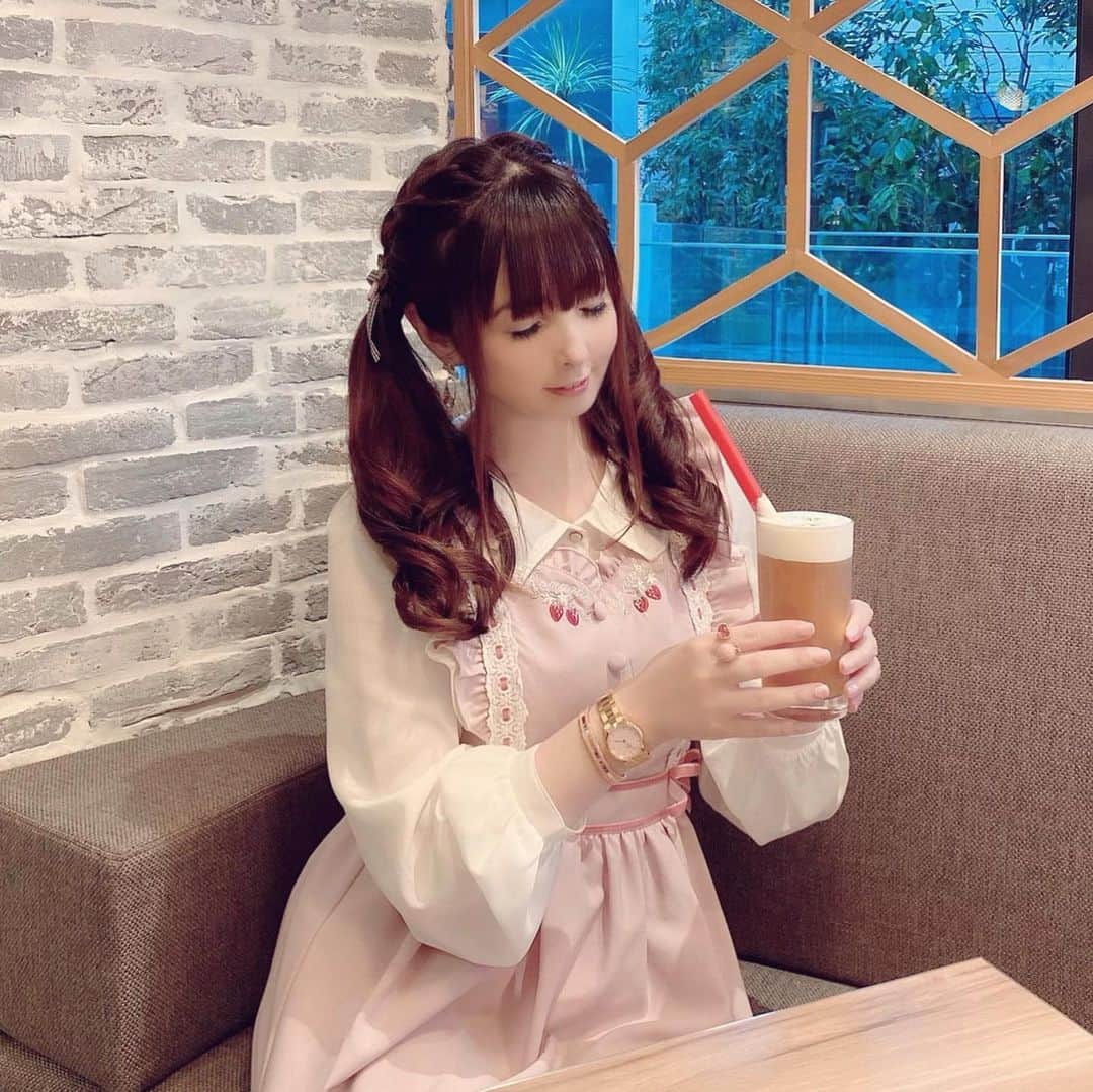 伊藤芽衣さんのインスタグラム写真 - (伊藤芽衣Instagram)「先日、﻿ #カワスタ　休憩で﻿ 彩茶房さん﻿ （@saisabo.freshtea ） ﻿ に行きました…！﻿ ﻿ 岩塩チーズティーが﻿ おいしいの♡﻿ ﻿ 店内もかわいくて﻿ 穴場カフェなので、﻿ 原宿アルタさんでの﻿ お仕事のときに﻿ ﻿ たまにお邪魔しています！﻿ ﻿ この日のコーデ♡﻿ ﻿ トップスと﻿ ワンピース＊﻿ LIZ LISAさん♡﻿ （@lizlisa_official_japan ）﻿ ﻿ いちご🍓リング＊﻿ Pinky Magic*さん♡﻿ （@pinkymagic_kumi ）﻿ ﻿ 出会ってすぐの頃に﻿ kumiさんからいただいた﻿ いちごのフォークリングは﻿ 何年たっても﻿ ときめきが色あせない﻿ お気に入りです♡﻿ ﻿ ﻿ 時計とブレスレット＊﻿ Daniel Wellington﻿ （@danielwellington ）さん♡﻿ ﻿ 文字盤がぴんくで﻿ シンプルにかわいいので﻿ お店でヘビロテしていました！﻿ ﻿ ♡♡♡♡♡﻿ ﻿ PR﻿ ＊2020年最大のDW Black Fridayセールは11月30日まで期間限定実施中！﻿ ＊公式サイトwww.danielwellington.com/jpやDW直営店舗にて最大50％OFF！﻿ 割引コードをいただいたきました♡﻿ 15％OFFクーポンコード﻿ 【itoumei】の併用でさらにお得だそうです！﻿ ﻿ ♡♡♡♡♡﻿ ﻿ ﻿ #ダニエルウェリントン 　#pr﻿ #腕時計　#原宿スイーツ　#原宿カフェ﻿ #彩茶房　#チーズティー　#岩塩チーズティー﻿ #原宿タピオカ　#台湾茶﻿ #ガーリーコーデ　#ガーリーファッション﻿ #リズリサ　#lizlisa #ツインテールアレンジ ﻿ #ヘアアレンジ」11月26日 12時40分 - itoumei