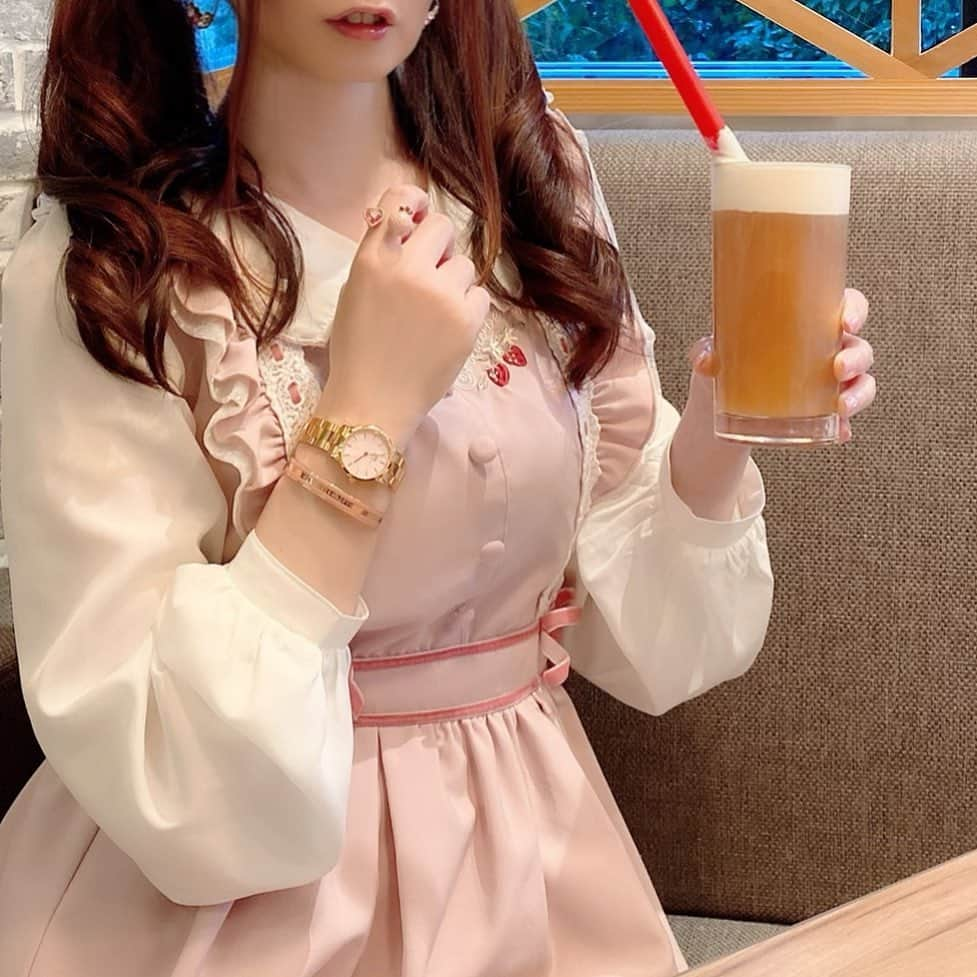 伊藤芽衣さんのインスタグラム写真 - (伊藤芽衣Instagram)「先日、﻿ #カワスタ　休憩で﻿ 彩茶房さん﻿ （@saisabo.freshtea ） ﻿ に行きました…！﻿ ﻿ 岩塩チーズティーが﻿ おいしいの♡﻿ ﻿ 店内もかわいくて﻿ 穴場カフェなので、﻿ 原宿アルタさんでの﻿ お仕事のときに﻿ ﻿ たまにお邪魔しています！﻿ ﻿ この日のコーデ♡﻿ ﻿ トップスと﻿ ワンピース＊﻿ LIZ LISAさん♡﻿ （@lizlisa_official_japan ）﻿ ﻿ いちご🍓リング＊﻿ Pinky Magic*さん♡﻿ （@pinkymagic_kumi ）﻿ ﻿ 出会ってすぐの頃に﻿ kumiさんからいただいた﻿ いちごのフォークリングは﻿ 何年たっても﻿ ときめきが色あせない﻿ お気に入りです♡﻿ ﻿ ﻿ 時計とブレスレット＊﻿ Daniel Wellington﻿ （@danielwellington ）さん♡﻿ ﻿ 文字盤がぴんくで﻿ シンプルにかわいいので﻿ お店でヘビロテしていました！﻿ ﻿ ♡♡♡♡♡﻿ ﻿ PR﻿ ＊2020年最大のDW Black Fridayセールは11月30日まで期間限定実施中！﻿ ＊公式サイトwww.danielwellington.com/jpやDW直営店舗にて最大50％OFF！﻿ 割引コードをいただいたきました♡﻿ 15％OFFクーポンコード﻿ 【itoumei】の併用でさらにお得だそうです！﻿ ﻿ ♡♡♡♡♡﻿ ﻿ ﻿ #ダニエルウェリントン 　#pr﻿ #腕時計　#原宿スイーツ　#原宿カフェ﻿ #彩茶房　#チーズティー　#岩塩チーズティー﻿ #原宿タピオカ　#台湾茶﻿ #ガーリーコーデ　#ガーリーファッション﻿ #リズリサ　#lizlisa #ツインテールアレンジ ﻿ #ヘアアレンジ」11月26日 12時40分 - itoumei