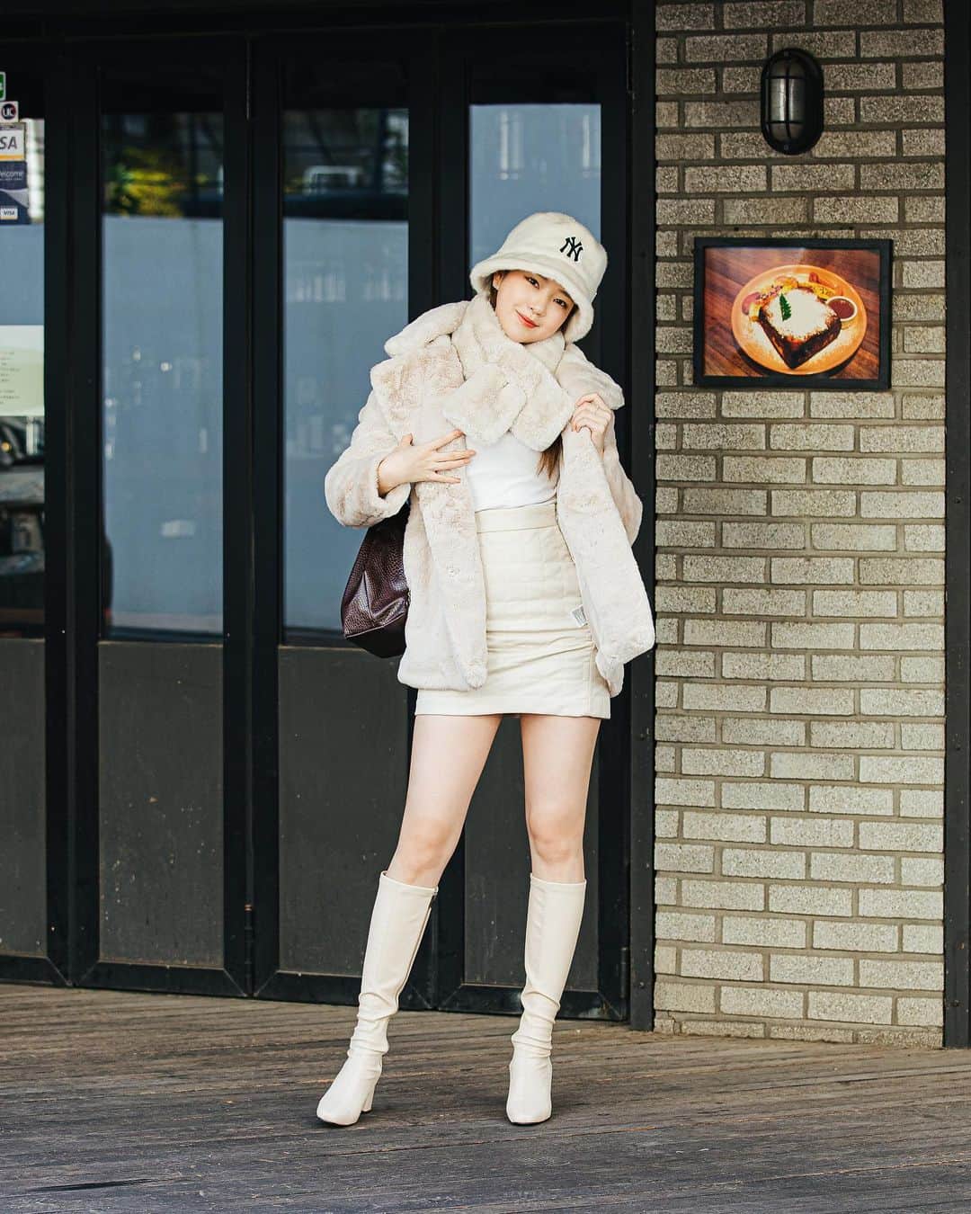 가로수길 , Seoulのインスタグラム：「Street @dieuleveutfemme 🔥 춥다아 이제 진짜 겨울 같군」