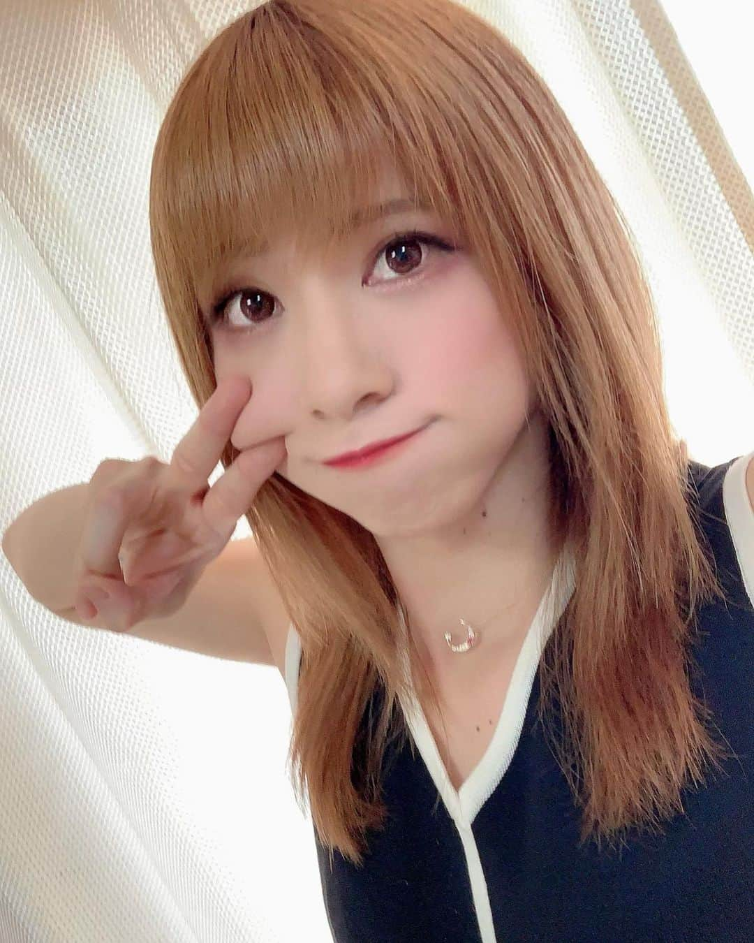 まゆりのインスタグラム：「まゆりポーズ😮」