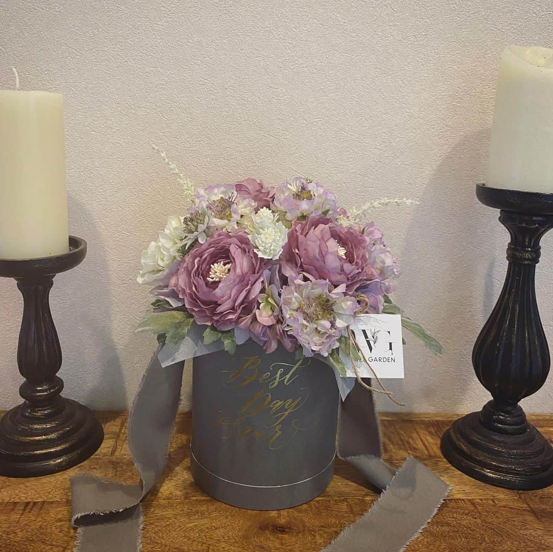 畑野ひろ子のインスタグラム：「@willgarden_official  アーティフィシャルbox🌸 淡い紫のアレンジメント。  #flowers #arrangement #artificialflower #gift #willgarden #boxarrangement」