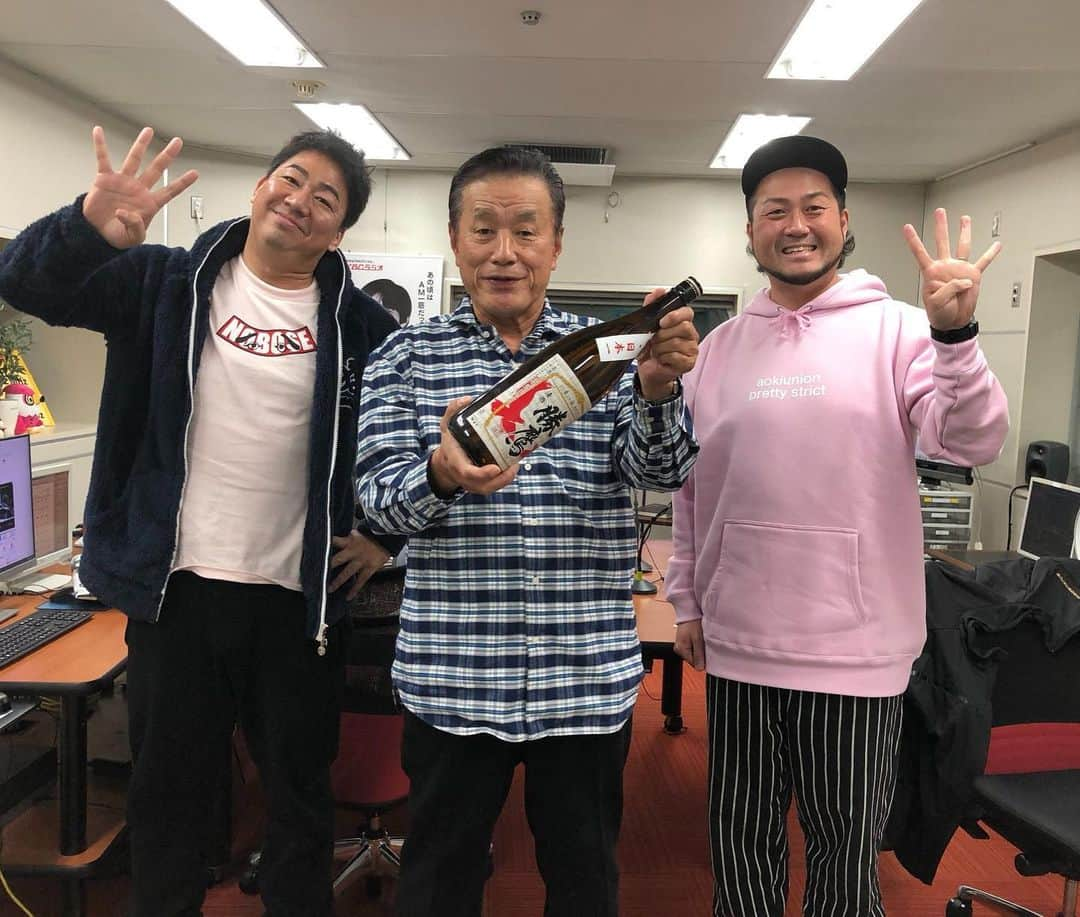 川原豪介さんのインスタグラム写真 - (川原豪介Instagram)「ホークス４連覇おめでとうございます㊗️KBCラジオで日本一特番やらせて頂きました！10年で７回日本一‼️バリ強っ‼栗原選手MVPおめでとうございます🎉️何年か前のシーズンオフに栗原選手や笠谷投手とご飯食べた時に、当時はまだ2人ともあまり一軍の試合に出てなかったんですが、『僕ら頑張っていつか絶対活躍するのでそん時はハワイの優勝旅行でインタビューして下さいね笑』ってキリキラした目で言ってたのが懐かしいです。本当に2人とも大活躍のシーズンでした。有言実行の２人‼️MVPの姿見て泣きそうになりました！今年はホークス戦があるおかげでコロナ禍の大変な時期でも楽しく過ごせました！選手の皆様はゆっくり休んでください。僕は2万ピースくらいのジグソーパズル🧩でもやります。 ぬんっ！ #ホークス4連覇 #栗原選手mvpおめでとうございます #医療従事者に感謝  #今日から楽しみがない」11月26日 13時01分 - blueriver_kawa