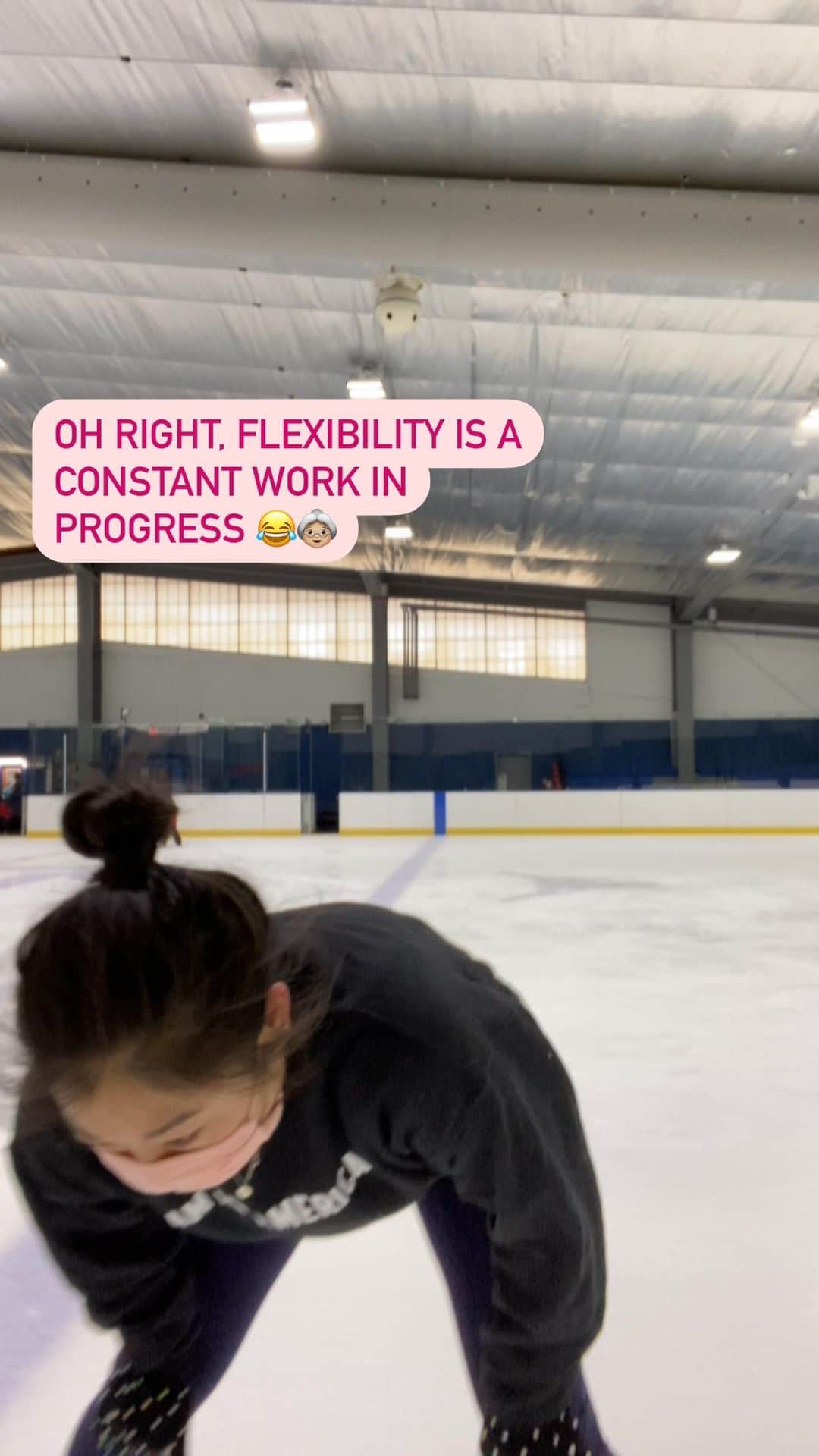 長洲未来のインスタグラム：「Grandma spins 👵🏼  Flexibility comes and goes. I wasn’t born with the ability to do the splits when I was born. I had to work on it and even now, if I don’t constantly stretch, it’s bye bye flexibility. Don’t put yourself in the “I’m not flexible and I’m never going to be” category. It’s amazing how a little stretching every day goes a long way. Here’s a video of me struggling after seeing stars (we do get dizzy) and trying to do a hair cutter today. I didn’t even make it to my Beillman. 🥲」