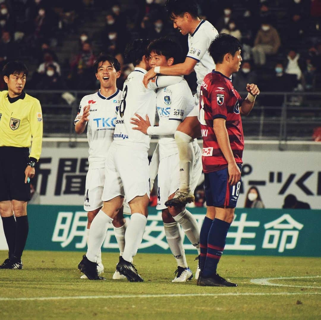 栃木SCのインスタグラム：「【GAME PHOTO】 . ▽AWAY GAME  11/25 vsファジアーノ岡山 . ▽SCORE 岡山 2-3 栃木 . ▽SCORER 15分 上門知樹(岡山) 61分 有馬幸太郎(栃木) 76分 清水慎太郎(岡山) 79分 田代雅也(栃木) 87分 矢野貴章(栃木) . ▽STARTING LINEUP GK 22 #塩田仁史 DF 33 #黒﨑隼人 DF 23 #柳育崇 DF 30 #田代雅也 MF 17 #山本廉 MF 5 #岩間雄大 MF 14 #西谷優希 MF 15 #溝渕雄志 FW 9 #エスクデロ競飛王 FW 8 #明本考浩 FW 18 #森俊貴 . ▽SUBMEMBER GK 1 #川田修平 DF 4 #髙杉亮太 DF 6 #瀬川和樹 MF 25 #佐藤祥 FW 19 #大島康樹 FW 29 #矢野貴章 FW 34 #有馬幸太郎 . . 連敗を逆転勝利でストップ！ 次節は11/29(日)にホームでレノファ山口FC戦です！ 引き続き共に戦いましょう！ KEEP MOVING FORWARD . #栃木SC #全員戦力 #jleague #Jリーグ #サッカー .」