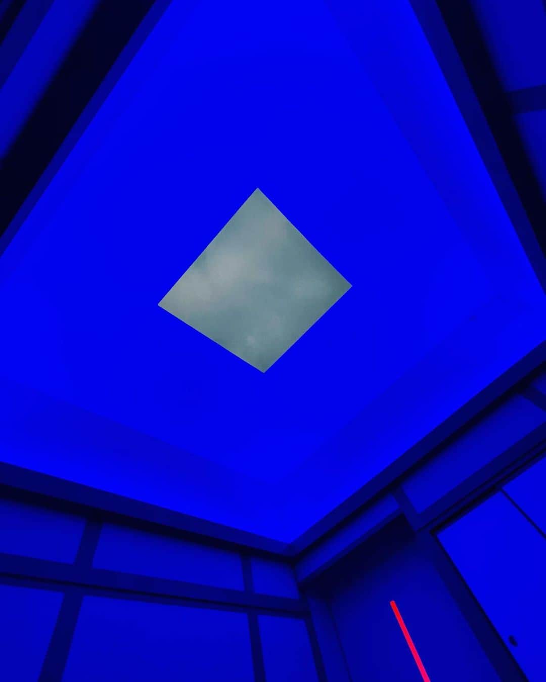 吉田拓巳さんのインスタグラム写真 - (吉田拓巳Instagram)「念願のJames Turrellが作った泊まれるアート作品「光の館」に。 メインのアウトサイドインという空間では演出時に屋根がスライドして開き空と融合した光の作品を鑑賞でき、いつの間にか空との距離感がわからなくなるような、本当の色が何か分からなくなるような、神秘的な空間でした。 お風呂も光ファイバーを用いた、ストイックで美しい光の演出の中入ることができる。アートの中に泊まるという、貴重な体験になった。」11月26日 13時19分 - tkmivj