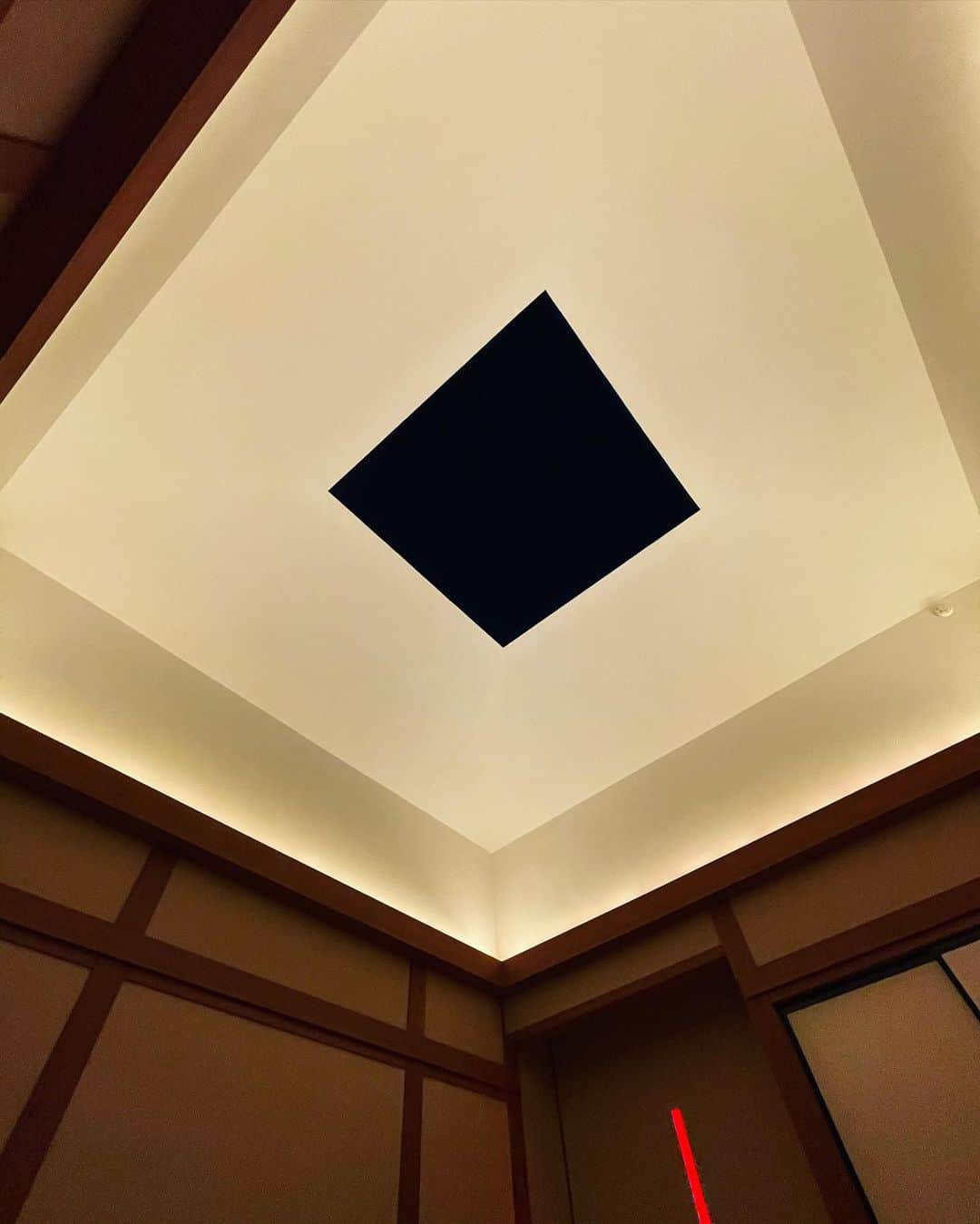 吉田拓巳さんのインスタグラム写真 - (吉田拓巳Instagram)「念願のJames Turrellが作った泊まれるアート作品「光の館」に。 メインのアウトサイドインという空間では演出時に屋根がスライドして開き空と融合した光の作品を鑑賞でき、いつの間にか空との距離感がわからなくなるような、本当の色が何か分からなくなるような、神秘的な空間でした。 お風呂も光ファイバーを用いた、ストイックで美しい光の演出の中入ることができる。アートの中に泊まるという、貴重な体験になった。」11月26日 13時19分 - tkmivj