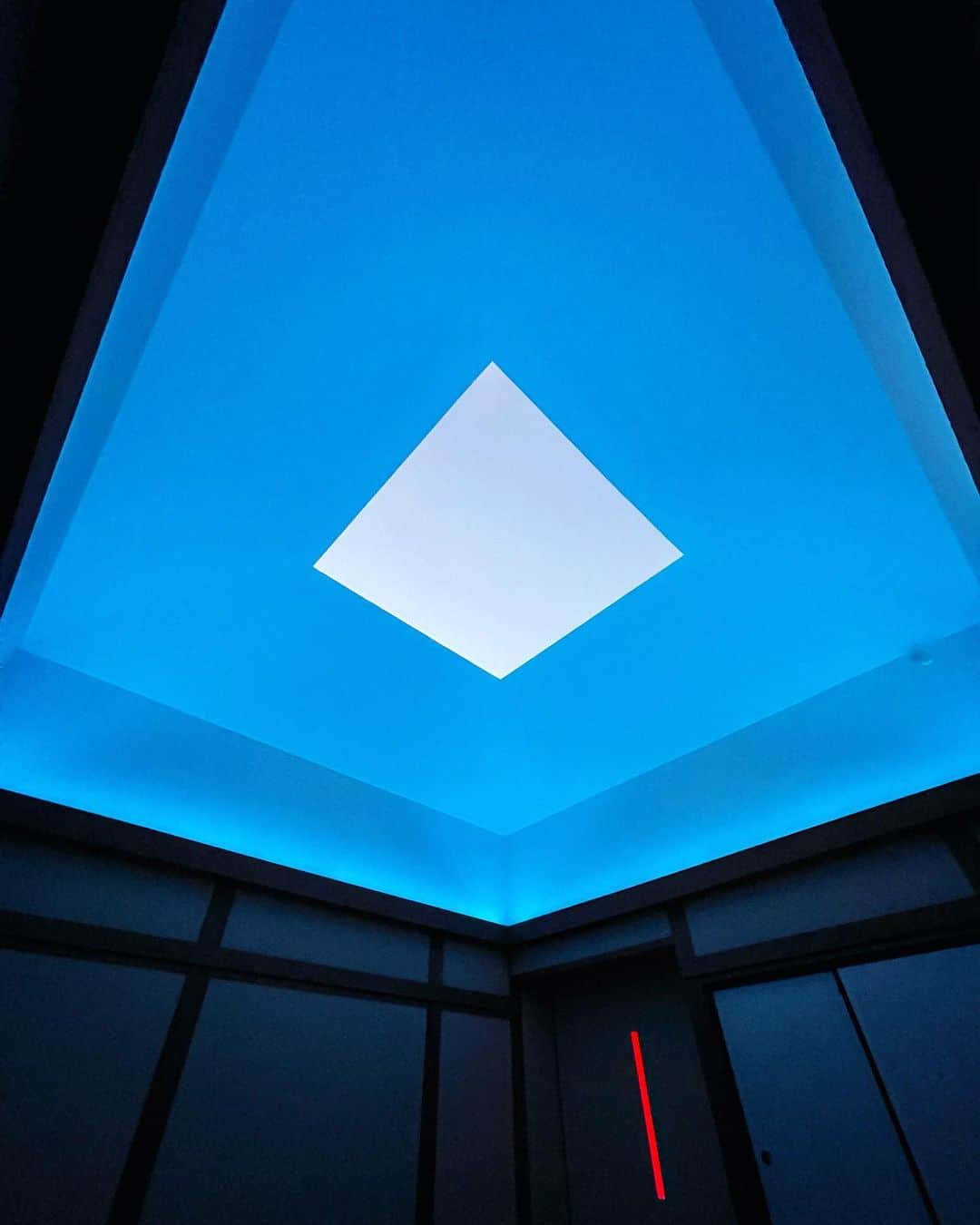 吉田拓巳のインスタグラム：「念願のJames Turrellが作った泊まれるアート作品「光の館」に。 メインのアウトサイドインという空間では演出時に屋根がスライドして開き空と融合した光の作品を鑑賞でき、いつの間にか空との距離感がわからなくなるような、本当の色が何か分からなくなるような、神秘的な空間でした。 お風呂も光ファイバーを用いた、ストイックで美しい光の演出の中入ることができる。アートの中に泊まるという、貴重な体験になった。」
