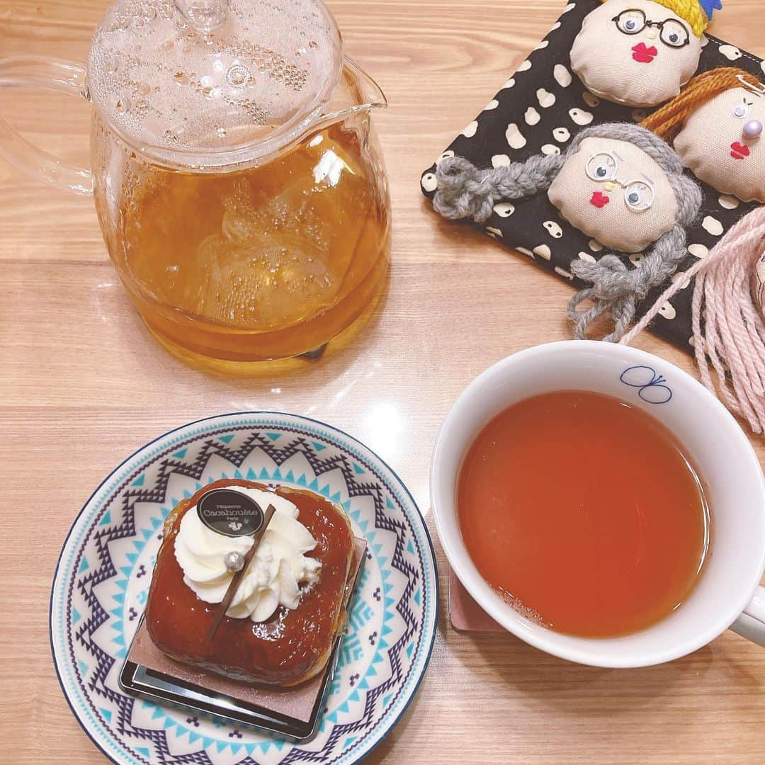 星野みちるのインスタグラム：「ピーチティーとアップルケーキ（＾ω＾） 食べ物しか載せるもの無くなってきた(・∀・)笑 #peach #peachtea  #紅茶　#ピーチティー　#ケーキ　#cake #apple #りんご」