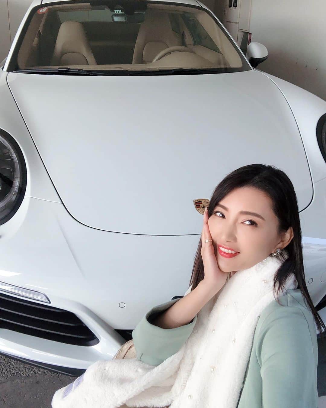 マキろんのインスタグラム：「はじめてPorscheに乗ったのは18歳のとき💖銀行に入行したてで🐥っこギャルを可愛がってくださったお取引先の社長さま😌Porscheをずっと乗り換えてきてこのPorscheいったい何代目なんだろう。。。😂今でも家族ぐるみで可愛がってくださり感謝しております✨私がレースクィーンになろうと心に決めたのも、こうやって車好きのメンズたちの熱い魂がそうさせたのかもしれません😂 #山内智恵#マキろん#japanesegirl #porsche911 #porsche #ポルシェ #レースクィーン」
