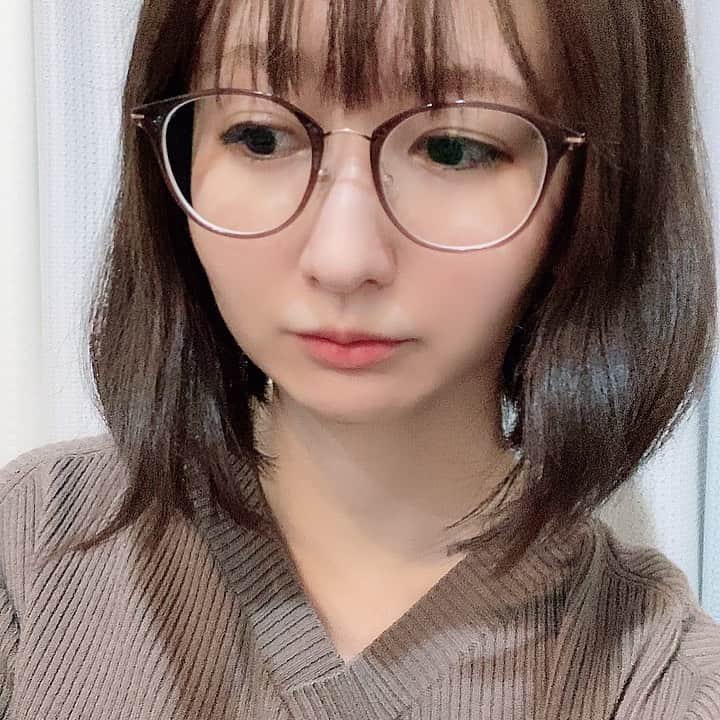大谷咲子のインスタグラム：「メガネを新しくしたら母の若い頃にそっくりになりました。 メイクしててもしてなくても似合う良いメガネだと思います。 #JINS #airframe #メガネ」