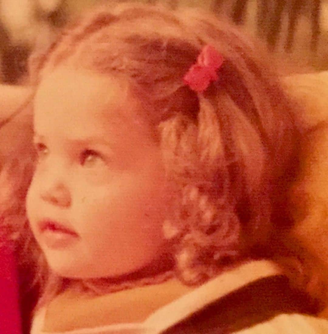 レイチェル・ゾーのインスタグラム：「Me at age #3 but how I feel right now aching to be with my Mom and Dad celebrating their 55th #anniversary tonight and #thanksgiving tomorrow. For all of you separated from loved ones I’m with you and I feel you so deeply. Let’s stay apart now so we can reunite very soon. Wishing you a Happy and healthy Thanksgiving everyone. #familyiseverything 🙏🏻❤️🦃」