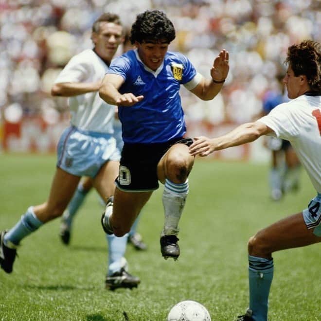 GAKU-MCのインスタグラム：「Hoy jugué fútbol solo con el pie izquierdo. Te echo de menos. Gracias Diego Maradona ! あなたを偲び86年のアルゼンチン代表🇦🇷のユニフォームを着て、今日は仲間と左足だけでサッカーしました。 沢山の感動をありがとう。#DiegoMaradona #Maradona #rip」