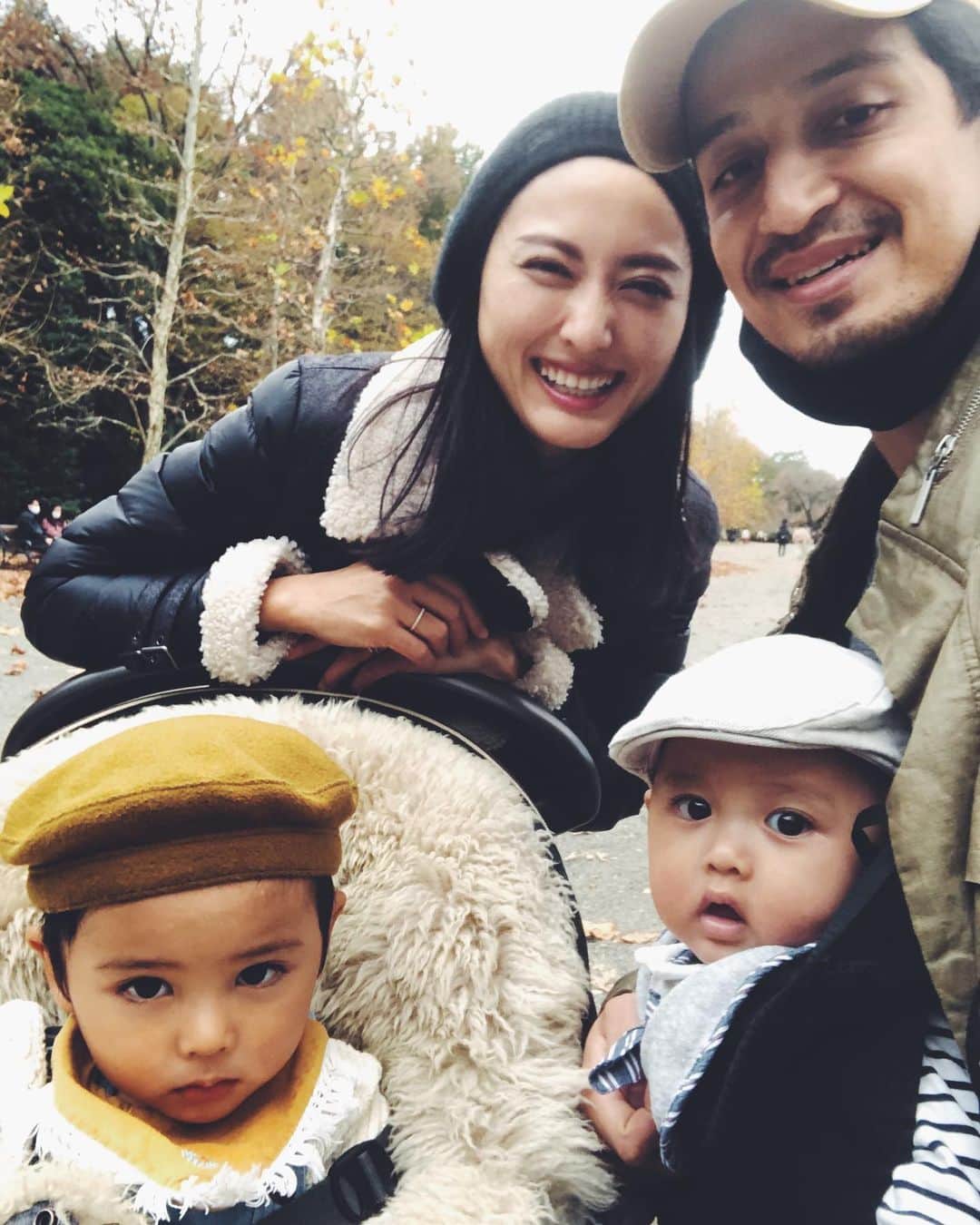 尾形沙耶香さんのインスタグラム写真 - (尾形沙耶香Instagram)「#familyday 👨‍👩‍👦‍👦  #picnicday」11月26日 13時38分 - sayakaogata