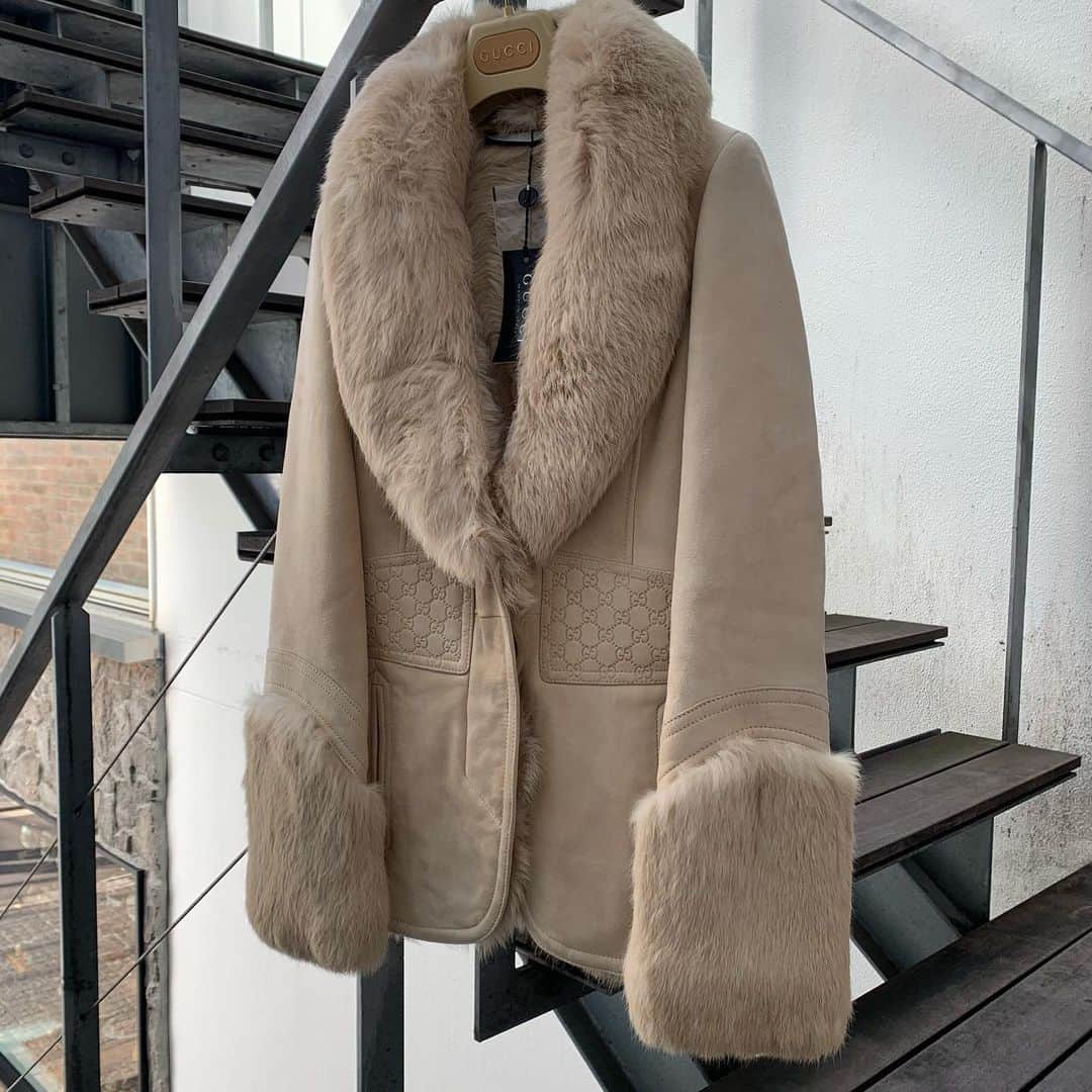 Vintage Brand Boutique AMOREさんのインスタグラム写真 - (Vintage Brand Boutique AMOREInstagram)「Unused Gucci Vintage Shearling Mouton Jacket by Tom Ford in Size 38  Online Search for AO18598  #guccibytomford #guccivintage #amorevintage」11月26日 13時40分 - amore_tokyo