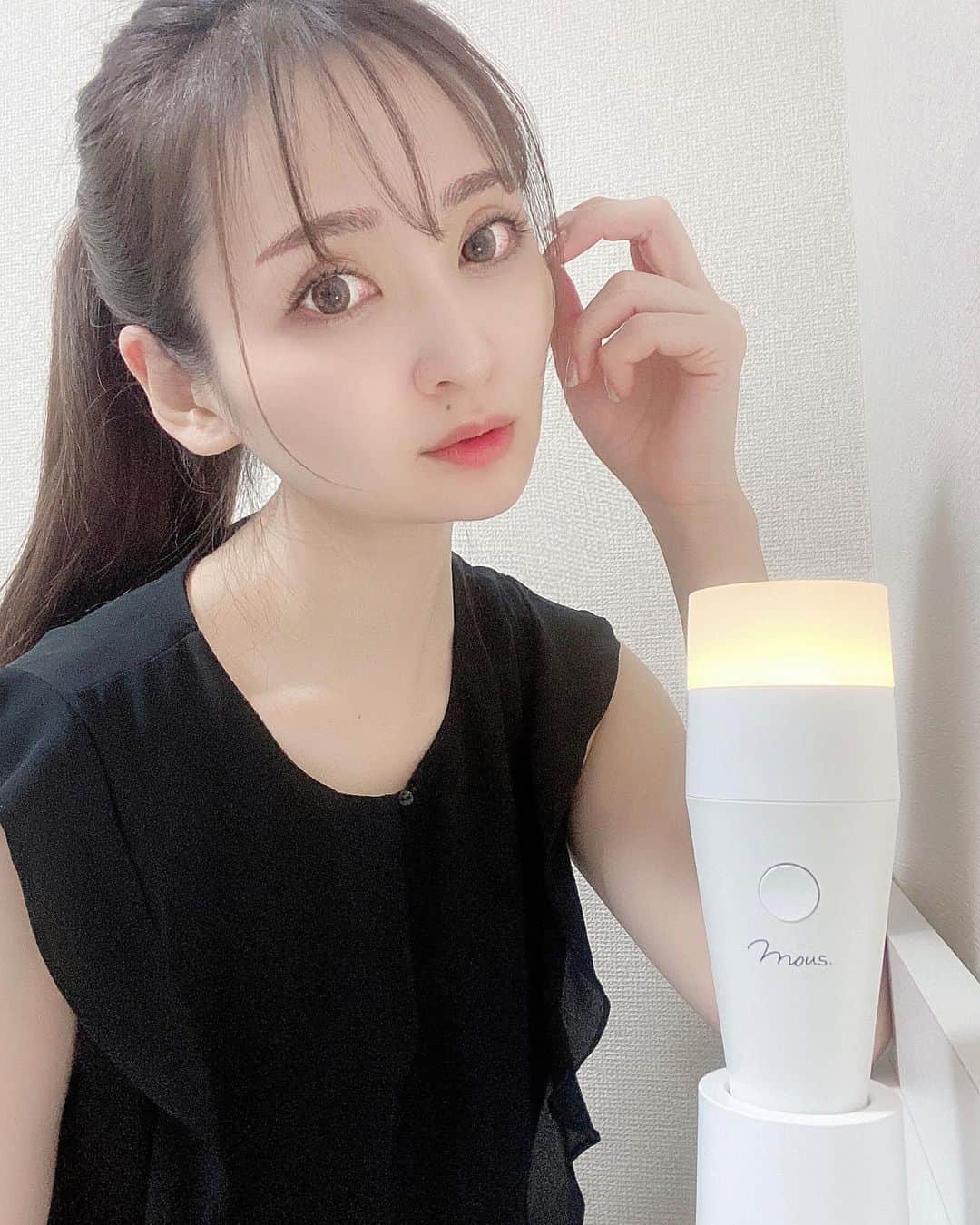 藤後 沙織 とうごさおりのインスタグラム：「最近使ってる美顔器は、見た目もかわいいmous.プルミナス @official_mous 🤗 ・ 「美顔器×インテリア」と謳ってるだけあって、 置いてるだけで気分があがるんだけど使ってみると効果もすばらしい♥︎ リフトアップ・肌キメ・トーンＵＰ・肌ツヤＵＰ・毛穴ケアができるからこれ一つあれば、ほぼお肌ケア網羅できるんじゃないかと👌 ・ ★業務用レベルの超音波トリートメントを実現。 ★洗面所・ドレッサーの間接照明にも。 ★１mhzの超音波でエステレベルのトリートメントを実現。 ★シリコンヘッドがお悩みの場所に密着アプローチ ★お風呂で使える防水・充電式 ・ 使い方もシンプルです☻ ①洗顔料（化粧水）をお肌に塗布してプルミナスで撫でるだけ 　*普段ご使用の洗顔・化粧水でＯＫ ②お化粧の上から当てるだけ（リフトアップ♡） ③お風呂の中で気になる部位に当てるだけ ・ ・ 洗面台に置いておけば、忘れてしまうこともないし、 使い方がワンクリックで簡単なので、気負わず使えて、最近は毎日お肌を確認するのが楽しみになってます💓 ・ クーポンコード→ saori_m  ※ なんと5,000円オフ🙈11/28までです♥︎ ・ 【mous.お取り扱いSHOP　LIST】　 ・バーニーズニューヨーク全店(https://www.barneys.co.jp/) ・蔦屋家電　二子玉川店(https://store.tsite.jp/futakotamagawa/) ・全国のエステ・美容サロンにて ・ #美顔器#おうちエステ#毛穴#リフトアップ#保湿#美肌#mous#プルミナス#PLUMINUS#おこもり美容#PR #selfie #me #셀카」