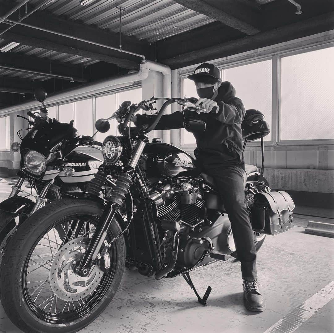 黒川忠文さんのインスタグラム写真 - (黒川忠文Instagram)「友人トミーが増車した。 ハーレーFXBBストリートボブ！ かっちょいいよね〜 乗りこなせる自信はないけどw」11月26日 14時00分 - kurokawatadafumi