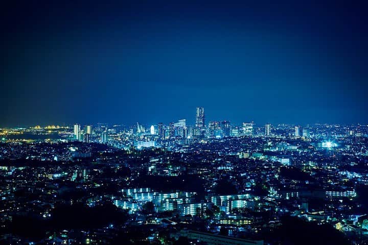 新横浜プリンスホテルのインスタグラム：「客室からだけでなく、レストランやバーからも美しい夜景を楽しめる新横浜プリンスホテル。窓一面に広がる横浜の絶景が特別な時間を演出いたします。近場旅で非日常を味わう「ステイケーション」にもおすすめです。⁣ ⁣  #新横浜プリンスホテル #プリンスホテル #新横浜 #横浜 #ホテルレストラン #ホテル #新横浜駅 #夜景 #眺望 #クリスマス #gototravel #gotoトラベル #ステイケーション#shinyokohamaprincehotel #princehotel #shinyokohama #yokohama #hotel #christmas #view #横浜デート #プチ旅行 #リフレッシュ #横浜観光 #クリスマス #クリスマスデート #ホテルディナー #ホテルランチ #近場で楽しむ#みなとみらい」