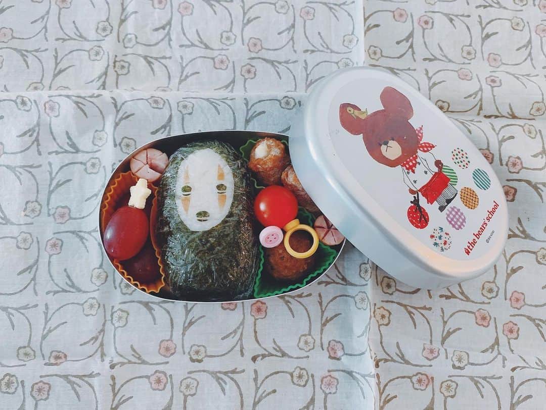 kinaxさんのインスタグラム写真 - (kinaxInstagram)「. good afternoon(๑′ᴗ‵๑)☀in Japan, and good morning, good evening, good night for world friends! . 今朝はすごい濃霧だったけど すっかりいいお天気☀️ . お野菜を買いに産直に行ったら イチジクがお安かったので買ってきたよ🧺 . でも多分好きなのは我が家で私だけなので笑 傷む前にドライイチジクに。 . セミドライも美味しいよね。 サラダ用に取っておけばよかった。 . . 話はだいぶ変わって むちこさんが最近コロナの話になると 「しんじゃったウィルス？」 って聞くよ😂 . 「新型ウィルス」かな😂 . 本当、むちこさんの言うように 体内に入る前に 死滅してくれていたらいいんだけどねぇ… . 第三波が心配な感じだけど 皆さんもどうかご自愛くださいね。 . . #親バカ部 #猫バカ部 #kinaxfood #kinaxおべんと #園児弁当 #今日のリクエスト #カオナシ でした #意外なリクエスト #シュールだな #珍しく澄ましたところが撮れた #保護猫 2020/11/26」11月26日 14時09分 - kinax