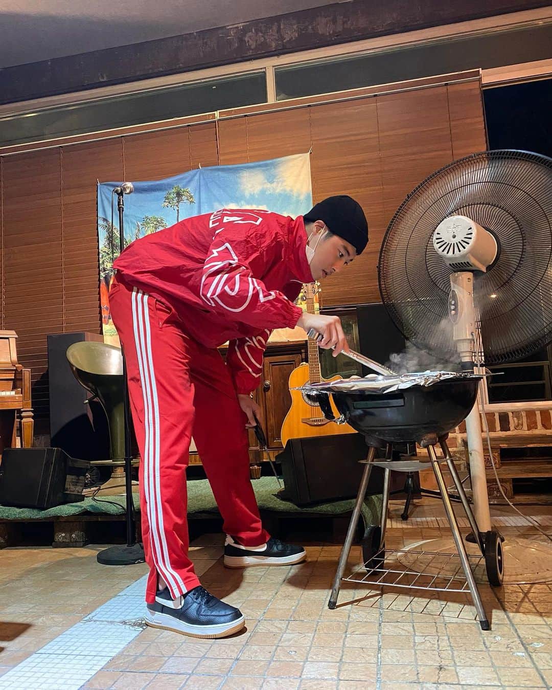 ジュノさんのインスタグラム写真 - (ジュノInstagram)「winter vacation 가족과 함께 강화도 여행🇰🇷 차갑고 상쾌한 겨울공기를 마시며 저번 가을바다에 이어 이번엔 겨울바다로 떠났다. 동해처럼 탁트인 바다너머 수평선은 볼수없지만 옹기종기 모여 솟아있는 섬과 바다의 콜라보레이션을 볼수있는 서해바다, 충분히 눈과 머리와 가슴을 힐링할수있어 적당히 매력적이다. 사람 좋아하는 고양이 부부도 만나 힐링 +22😻무엇보다 사람들과 접촉하지 않는 공간투성이 였어서 이시국에 정말 알맞은 여행이지 않았나싶다. ３回目の休暇も家族で過ごしました。前回の秋の海に続いての冬の海だったんですけど、どっちもそれぞれの魅力があって最高でした。そして、何よりも人々との接触も無くて安心できる旅行でしたね。またエナジーチャージもしたし残りの2020年も頑張ろうと思ってます！😊WINGSの皆さんもジュノの写真を観て残りの2020年もブルーパワーでファイティン！💙 . . . #rok #army #대한민국 #군스타그램  #겨울바다 #🇰🇷」11月26日 14時08分 - joonho_jg