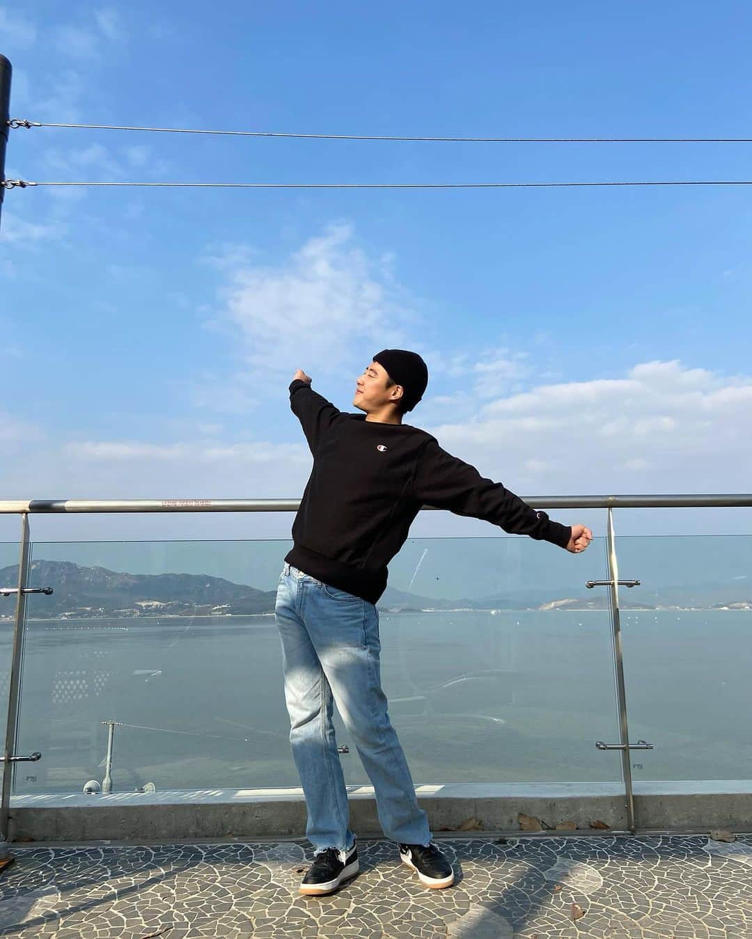 ジュノさんのインスタグラム写真 - (ジュノInstagram)「winter vacation 가족과 함께 강화도 여행🇰🇷 차갑고 상쾌한 겨울공기를 마시며 저번 가을바다에 이어 이번엔 겨울바다로 떠났다. 동해처럼 탁트인 바다너머 수평선은 볼수없지만 옹기종기 모여 솟아있는 섬과 바다의 콜라보레이션을 볼수있는 서해바다, 충분히 눈과 머리와 가슴을 힐링할수있어 적당히 매력적이다. 사람 좋아하는 고양이 부부도 만나 힐링 +22😻무엇보다 사람들과 접촉하지 않는 공간투성이 였어서 이시국에 정말 알맞은 여행이지 않았나싶다. ３回目の休暇も家族で過ごしました。前回の秋の海に続いての冬の海だったんですけど、どっちもそれぞれの魅力があって最高でした。そして、何よりも人々との接触も無くて安心できる旅行でしたね。またエナジーチャージもしたし残りの2020年も頑張ろうと思ってます！😊WINGSの皆さんもジュノの写真を観て残りの2020年もブルーパワーでファイティン！💙 . . . #rok #army #대한민국 #군스타그램  #겨울바다 #🇰🇷」11月26日 14時08分 - joonho_jg