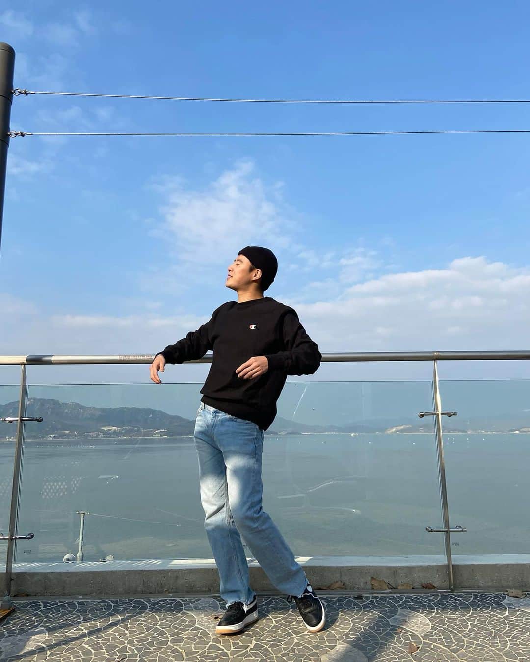 ジュノさんのインスタグラム写真 - (ジュノInstagram)「winter vacation 가족과 함께 강화도 여행🇰🇷 차갑고 상쾌한 겨울공기를 마시며 저번 가을바다에 이어 이번엔 겨울바다로 떠났다. 동해처럼 탁트인 바다너머 수평선은 볼수없지만 옹기종기 모여 솟아있는 섬과 바다의 콜라보레이션을 볼수있는 서해바다, 충분히 눈과 머리와 가슴을 힐링할수있어 적당히 매력적이다. 사람 좋아하는 고양이 부부도 만나 힐링 +22😻무엇보다 사람들과 접촉하지 않는 공간투성이 였어서 이시국에 정말 알맞은 여행이지 않았나싶다. ３回目の休暇も家族で過ごしました。前回の秋の海に続いての冬の海だったんですけど、どっちもそれぞれの魅力があって最高でした。そして、何よりも人々との接触も無くて安心できる旅行でしたね。またエナジーチャージもしたし残りの2020年も頑張ろうと思ってます！😊WINGSの皆さんもジュノの写真を観て残りの2020年もブルーパワーでファイティン！💙 . . . #rok #army #대한민국 #군스타그램  #겨울바다 #🇰🇷」11月26日 14時08分 - joonho_jg