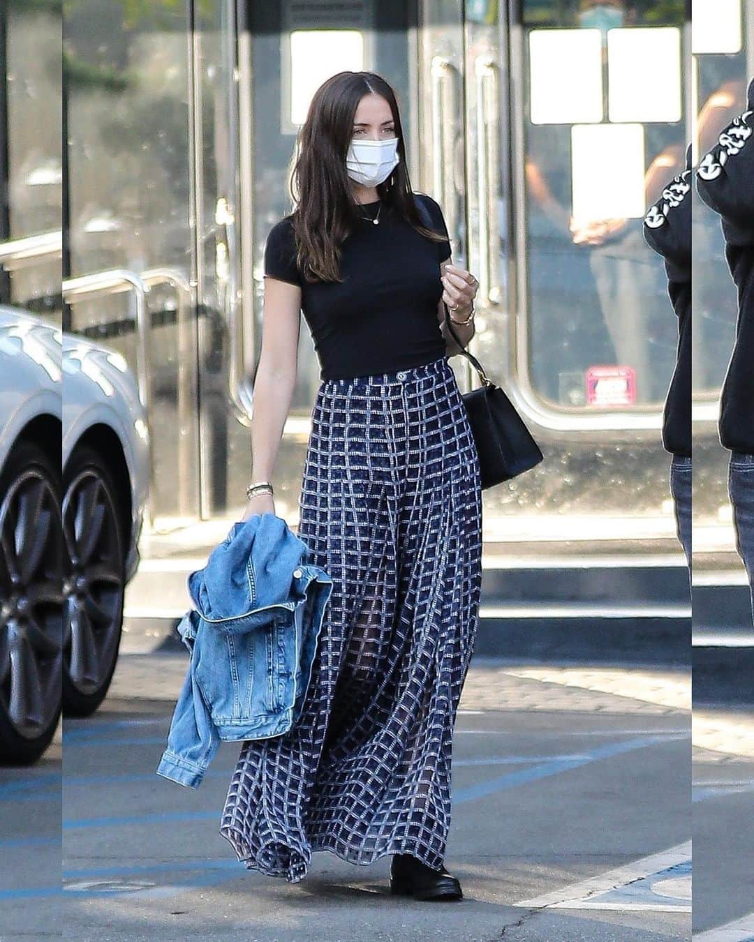 Just Jaredさんのインスタグラム写真 - (Just JaredInstagram)「Ben Affleck wore a camouflage face mask as he stopped by a jewelry store with Ana de Armas and another friend in LA #BenAffleck #anadearmas  Photos: Backgrid」11月26日 14時11分 - justjared