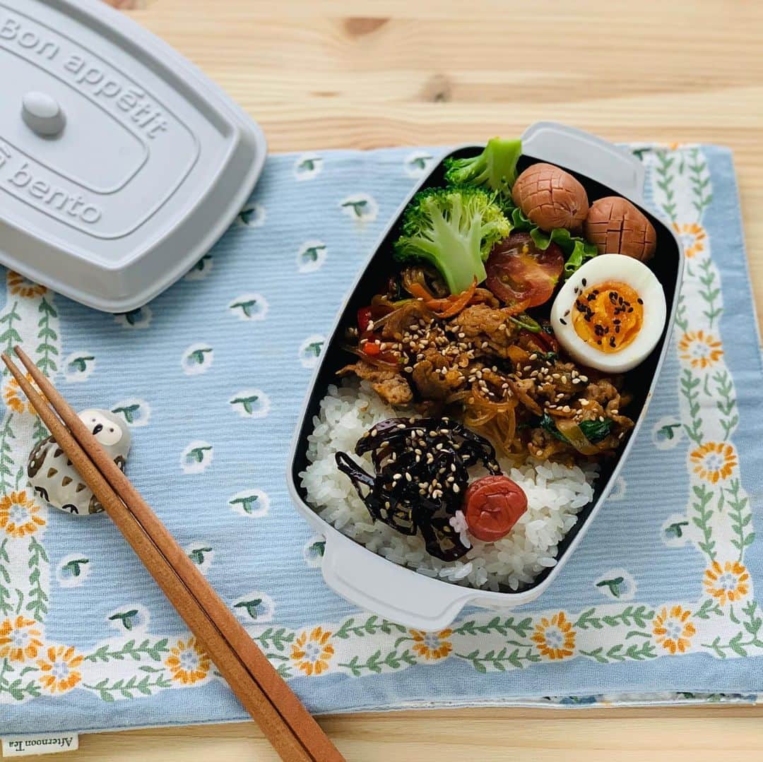 maki ogawaさんのインスタグラム写真 - (maki ogawaInstagram)「今日は普通のお弁当です。  先日の焼肉のタレ&コチュジャンの チャプチェがいたく気に入った次男。 　 『チャプチェで白米が食べられる。』 というので、 メインのおかずはチャプチェです🤣🤣  (でもやっぱり食べづらそうかと 昆布と梅干しを足しました🤣)  #ランチ #japanesecuisine #japanesefood #foodstagram #lunch #Japanese_food #japanfood #yummy #料理好きな人と繋がりたい #ママリクッキング #レシピブログ #フーディーテーブル #フーディスト  #bentoexpo #bento #お弁当 #弁当 #obento #kyarabenist #oben365 #lunchbox #bentolover⠀#息子弁当 #男子弁当 #普通のお弁当 #チャプチェ #お弁当記録  https://www.youtube.com/user/LuckysundaeMaki/」11月26日 14時14分 - cuteobento
