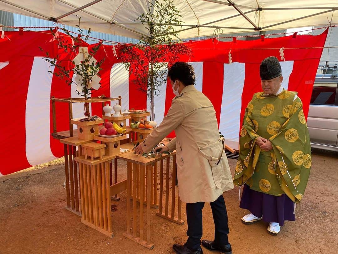 ONLY ONE HOUSE 株式会社 新谷組のインスタグラム：「𓎤𓅮 ⸒⸒  #新谷組地鎮祭  先日、11月22日に弊社が建設するアパートの 地鎮祭が執り行われました。  工事の無事をお祈りしました。  晴天で素晴らしい地鎮祭となりました。  #ONLY_ONE_HOUSE_新谷組  ＿＿＿お問い合わせはお気軽にどうぞ ＿＿  ❏ 本社TEL  0770-78-1255 ❏ 事務所TEL  0770-59-2552 ❏ LINE ID  @mwq1142v ❏ E-Mail  shintanigumi@outlook.jp ❏ 新谷組HP  http://www.shintanigumi.jg .  #新谷組#おおい町#舞鶴市#高浜町#小浜市#敦賀市#若狭町#美浜町#新築#一戸建て#外構工事#改修工事#シンプルライフ#マイホーム#マイホーム計画#注文住宅#デザイン住宅#自由設計#工務店#金属サイディング#無垢材#シンプルライフ#地鎮祭」