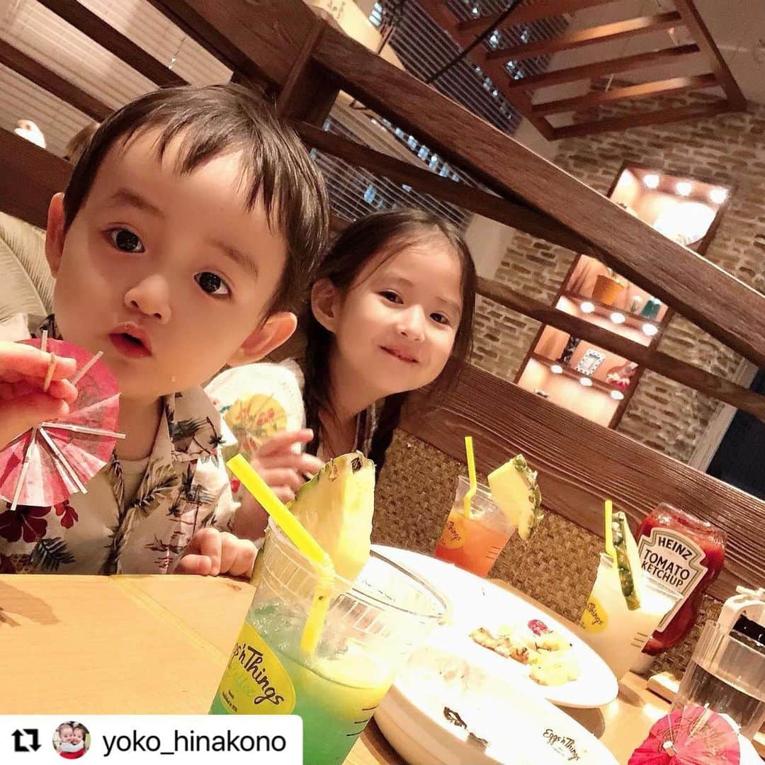 のインスタグラム：「repost @yoko_hinakono 様  ご来店ありがとうございます🤗オリジナルドリンクも喜んでもらえて嬉しいです💕  可愛らしいお写真もご投稿頂きましてありがとうございます🙇‍♀️  また機会がございましたら、Eggs 'n Thingsで楽しんでください☀️🏝  -------- ◡̈ #アロハでエッグスン 気分はハワイ〜 簡単で楽しいイベントでした♪ プレゼントのオリジナルカクテルは ぜ〜んぶとってもおいしかったです♪ ・ ・ 飾りのパラソルで ダーツをしようとしてる弟と、 パンケーキおいしかったね〜♡ と満足げなねーさん ・ ・ ・ #エッグスンシングス #eggsnthings #パンケーキ #アロハ #aloha ・ #2歳#6歳#お肉ちゃん#親バカ部#ママリ#コドモノ#幸せな時間#こどものいる暮らし#ままのて#まますたぐらむ#family #yummy#love#asiankids#ig_oyabakabu#boy#mamanoko#japan#tokyo#mommylife#kosodate_gram#vote#daily#ootd」