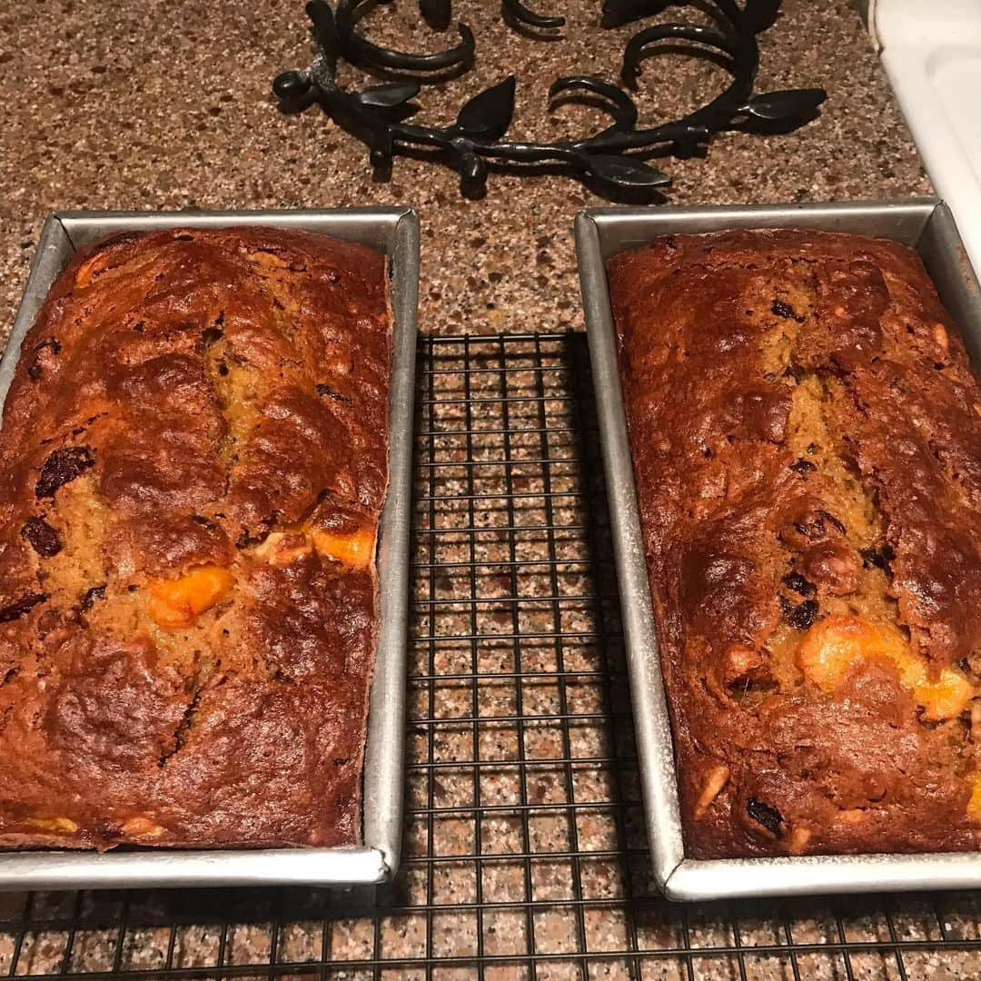 シャロン・ローレンスさんのインスタグラム写真 - (シャロン・ローレンスInstagram)「James Beard’s #Persimmon Bread made with #bourbon  #happythanksgivng」11月26日 14時29分 - sharonelawrence