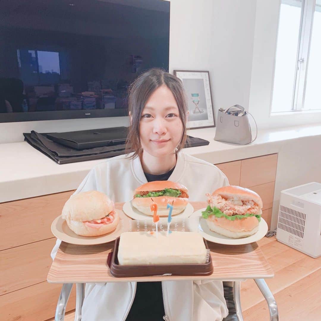 小篠恵奈のインスタグラム：「マネージャーさんからコロッケパーティーがあるので会社に来てくださいと声をかけられ 「コロッケパーティー...🤔？」 となりながら行ったらまさかのサプライズでした☺️🎉 日付変わるまで自分の誕生日忘れてた私ですがお祝いされるとやっぱり嬉しいです。皆さんも沢山コメントくださってありがとうございました😌💓  #小篠恵奈」