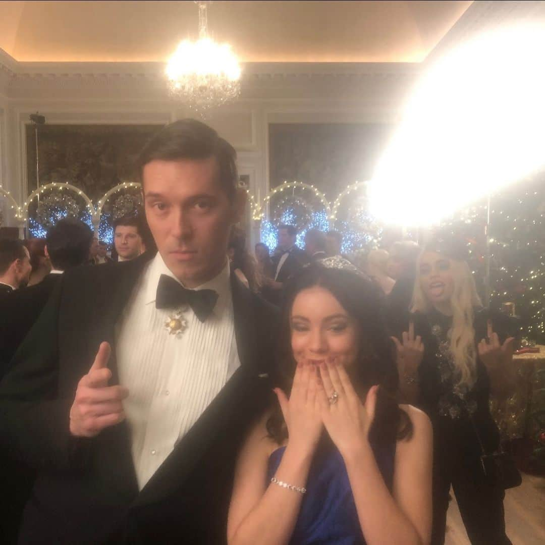 ヴァネッサ・ハジェンズさんのインスタグラム写真 - (ヴァネッサ・ハジェンズInstagram)「What a photobomb. Switch was number 1 in the states and a few other countries. Y’all are the best. Mad love. #fionaforever」11月26日 14時39分 - vanessahudgens