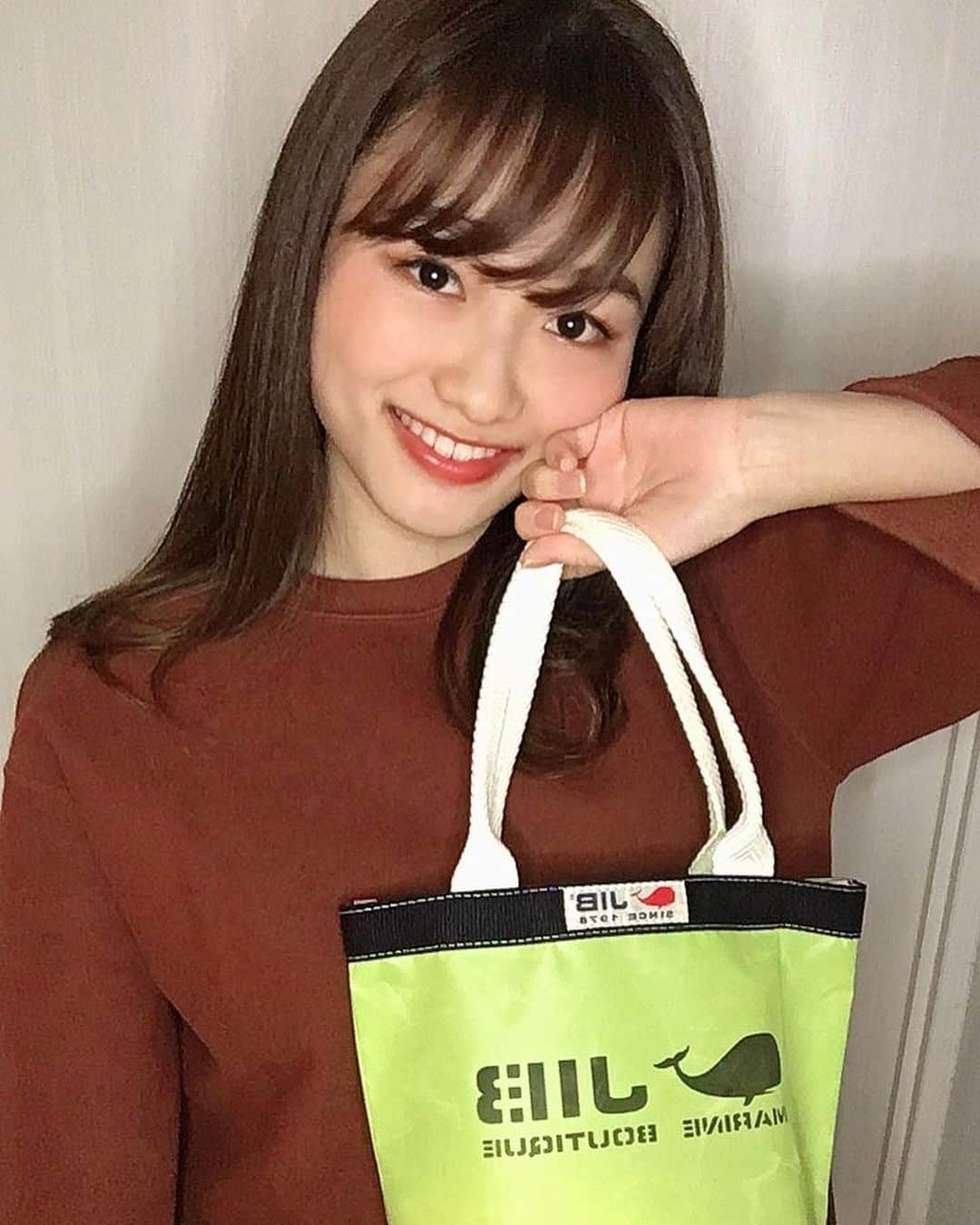 大石乃愛さんのインスタグラム写真 - (大石乃愛Instagram)「JIBさん（ @jib.co.ltd ）から素敵なバッグを頂きました🐳⛵️💛  念願のJIBさんのバッグ🙈❤️  JIBさんのバッグと言えば！ 関学のチアリーダー部さんのイメージがあります📣 JIBさんのバッグは、西宮生まれです🌱 ヨットの帆の生地で作られていて、とても軽量で丈夫なんです‼︎だから部活で大荷物になるチアリーダー部さんが全員使ってるんですね💓しかも色んな色の組み合わせができて、とてもオシャレです◎  無料でネームプリントができます☺️ ギフトにもオススメです😌🌷  #jib #ジブ #西宮 #チア #バッグ #ミスキャンパス関西学院 #ふんわりのあスマイル #ヨットの帆 #黄色コーデ #イエローコーデ #yellow #jibbag」11月26日 14時41分 - noa__nikoniko