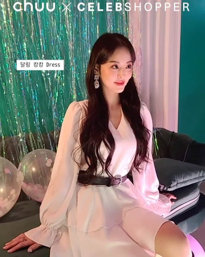 Chuuのインスタグラム：「🎀츄X셀럽쇼퍼🎀  이젠 우리 츄멤님들은 다 알고 계시죠? 셀럽쇼퍼 @pinkjjelly 핑글님과 함께 하고 있다는 걸?  지금 사이트에서 가장 핫한 캉캉 원피스! 벨트 구매 요청 문의 쇄도로 벨트도 셋뚜셋뚜로 같이 판매하기로 했습니다! 지금 사이트에서 셋뚜셋뚜 구매 부탁드려요🤎  #chuu#츄#셀럽쇼퍼#캉캉원피스#미니원피스#데이트룩#파티룩#연말룩」