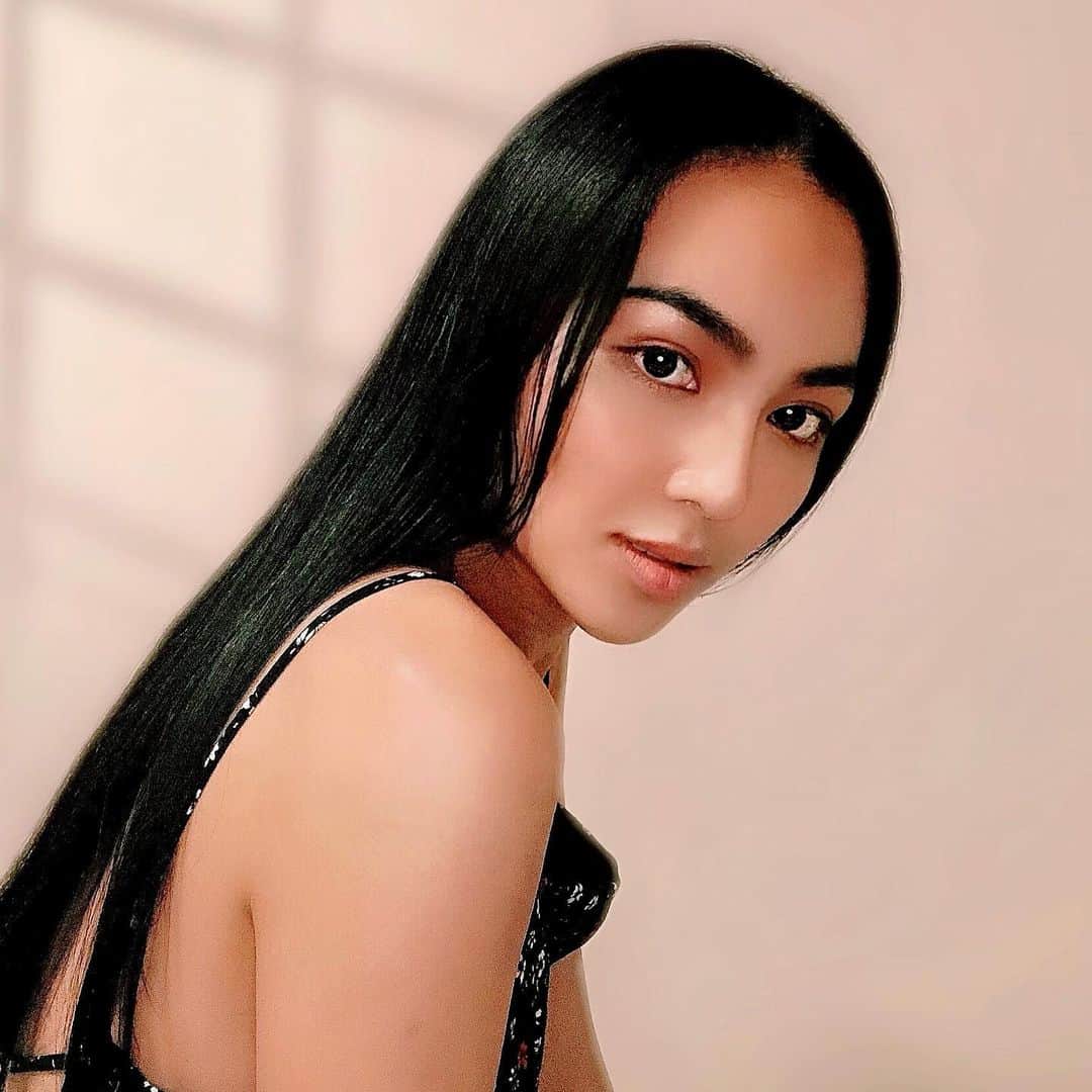 のインスタグラム：「เดาสิ อะไรเปลี่ยนไป マキの新しいプロフィール写真に気付いた？my new icon pic #ig_japan #igdaily #profile #new #asain #asainbeauty #asaingirl #japanesegirl #thailand #🇹🇭 #🇯🇵 #タイ　#日本　#ハーフ　#芸人　#w #🔥　#makeup #beauty #メイク　#ビューティー」