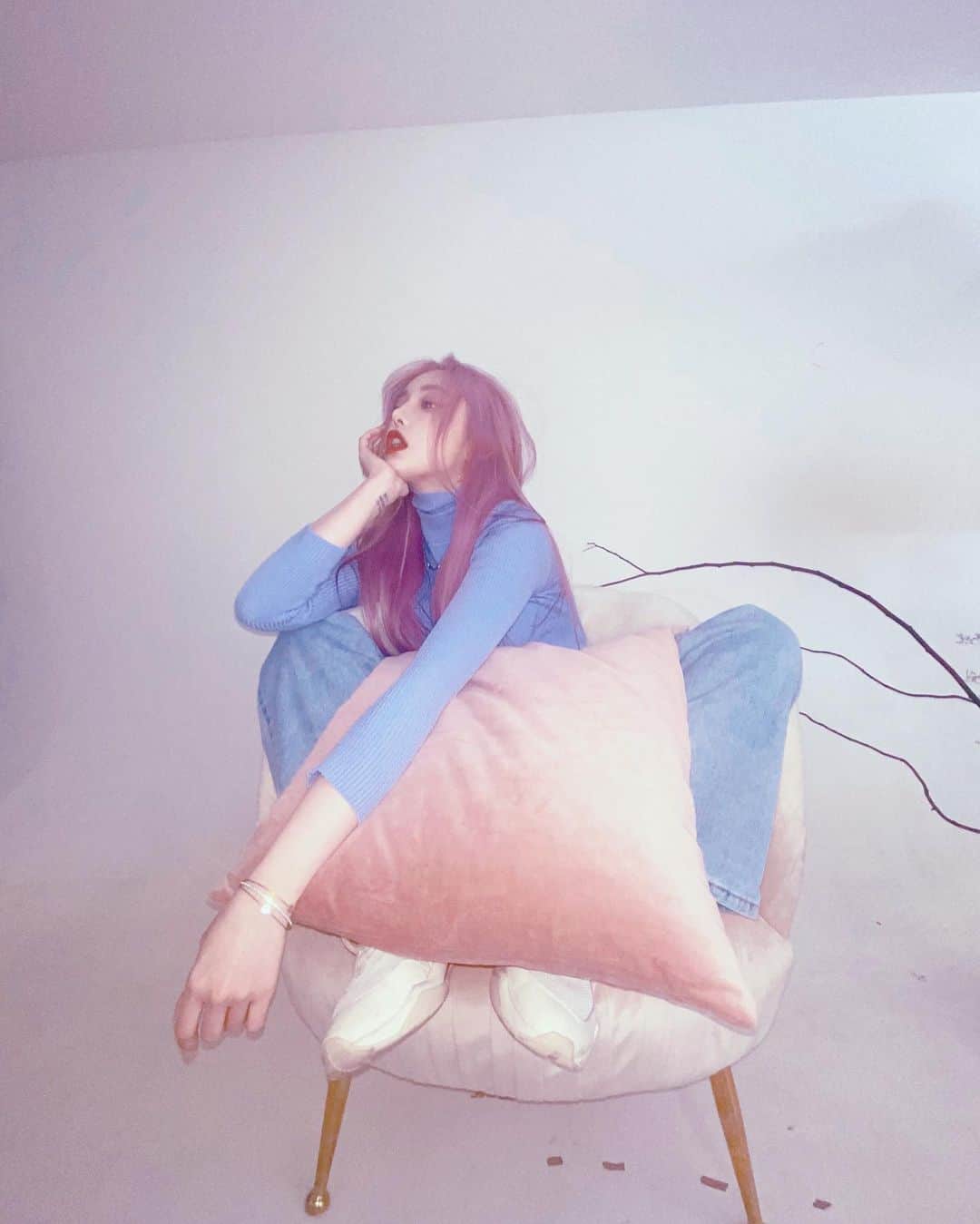 ポニーのインスタグラム：「인스타 사진 힙하게 찍는 팁 :  1. 아이폰을 준비한다. 2. 0.5x 화각으로 설정한 뒤 플래시를 터트려 촬영한다.  단점 :  화질이 너무 구리게 나옴 팔이나 다리가 이 세상 길이가 아니게 나옴  How to take a hip photo for IG: 1. Prepare an iPhone 2. Set the camera to 0.5x and turn on the flash setting.  The downside? Sometimes the resolution isn't the best😑  Give it a try!」