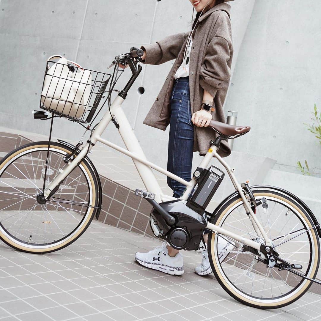 のインスタグラム：「﻿ 電動自転車を購入して約1ヶ月。﻿ 色々な場所へ行って、楽しい🤍🧡﻿ ﻿ ブリヂストンの #リアルストリームミニ ﻿ マットなグレージュカラーがお気に入りです✨﻿ ﻿ ﻿ ﻿ #サドルを変えようか迷い中﻿ #フワフワしたものに﻿ #お尻がいたい﻿ ﻿ #電動自転車 #自転車 #電動自転車デビュー #電動自転車購入 #電動自転車最高 #電動自転車最強 #電動自転車でサイクリング #電動自転車のある生活 #ブリジストン #bridgestone #bicycle #bicyclelife」