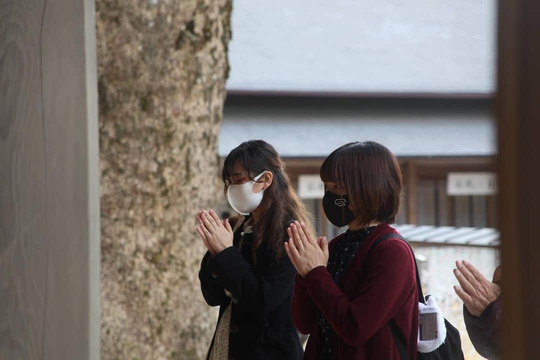 福岡女子短期大学さんのインスタグラム写真 - (福岡女子短期大学Instagram)「こんにちは、福岡女子短期大学です。 お陰様で3000投稿となりました🎉 これからも応援よろしくお願いします🧸 . 今日は文化教養学科の皆さんと一緒に、お気に入りスポットの一つ竈門神社にお邪魔しましたのでご紹介します。 . 最近は鬼滅の刃👹で有名になりましたが、元々は「縁結びの神社💘」として知られています🎀 . 今は紅葉🍁が美しく多くの方が訪れていました。キャンパス最寄りの西鉄五条駅前から🚌バス（まほろば号）で片道100円と近いのも嬉しいですね😊 . 文化教養学科に関する情報は、#福岡女子短期大学文化教養学科　←こちらのハッシュタグをご覧ください。 . =======[ お知らせ ]======= 福岡女子短期大学の資料（2021大学案内📕）を無料送付中です。プロフィールのリンクからお気軽に申し込みください🌟 ======================= 子ども学科/健康栄養学科 音楽科/文化教養学科 . 福岡女子短期大学 住所：‪‪‪‪太宰府市五条四丁目1 6番‬1号‬‬‬ tel：‪‪‪092-922-4034‬‬‬（代表） ． #福岡女子短期大学　#太宰府の短大　#福女短 #大学生　#学校 #福岡女子短期大学文化教養学科 #文化教養学科　#福岡の女子短期大学 #司書採用者全国トップクラス #司書の卵　#司書さん　#本好き　#本好きな人と繋がりたい #本好きと繋がりたい #勉強垢 #勉強垢さんと繋がりたい #l4l #fff #竈門神社　#竈門神社紅葉 #鬼滅の刃　#太宰府市　#太宰府　#歴女」11月26日 14時50分 - fukuoka_wjc