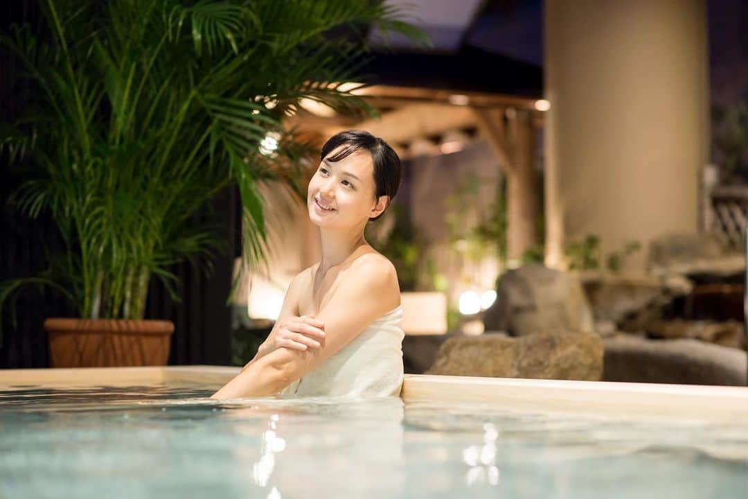 スパ ラクーア公式のインスタグラム：「. ／ 今日11/26は #いい風呂の日 ＼ . 美容も健康もかなえる「いいお風呂の入り方」♪ . 【１】　お風呂の前にコップ一杯の水を お風呂に入る前に飲む水は、血流アップ効果の維持に欠かせません。体温を効率良く上げるためにも、冷水ではなく常温の水で。入浴前に飲むとカテキンの吸収率が高まる「緑茶」もおすすめです。 . 【２】　お風呂とはすなわち「湯船に浸かること」 日本人の入浴習慣が健康につながっているのは「湯船に浸かる」から。たっぷりのお湯の温熱効果、水圧のマッサージ効果、浮力のリラックス効果。ただゆっくり入るだけで、すべての効果を同時に得られるスーパー健康法が「お風呂」です。 . 【３】　「いいお風呂」の目安は「40℃で10分」 お湯がぬるいと体温が上がらず、熱いと興奮につながる交感神経を刺激してしまいます。また10分より短い時間だと血流が上がらず、長いとのぼせる危険があるため、適度な湯温の40℃のお湯に肩まで浸かって10分がベストです。5分入って、髪や体を洗った後に5分など、トータルで10分になれば大丈夫。 . 塩分でポカポカにあたためてくれる、スパ ラクーアの「いいお風呂」も寒い季節の強い味方ですよ♨ https://www.laqua.jp/spa/facilities/spa-zone/ . #スパラクーア #スパ #ラクーア #天然温泉 #東京ドームシティ #リフレッシュ #リラックス #入浴法 #癒やし #心にも潤いを」