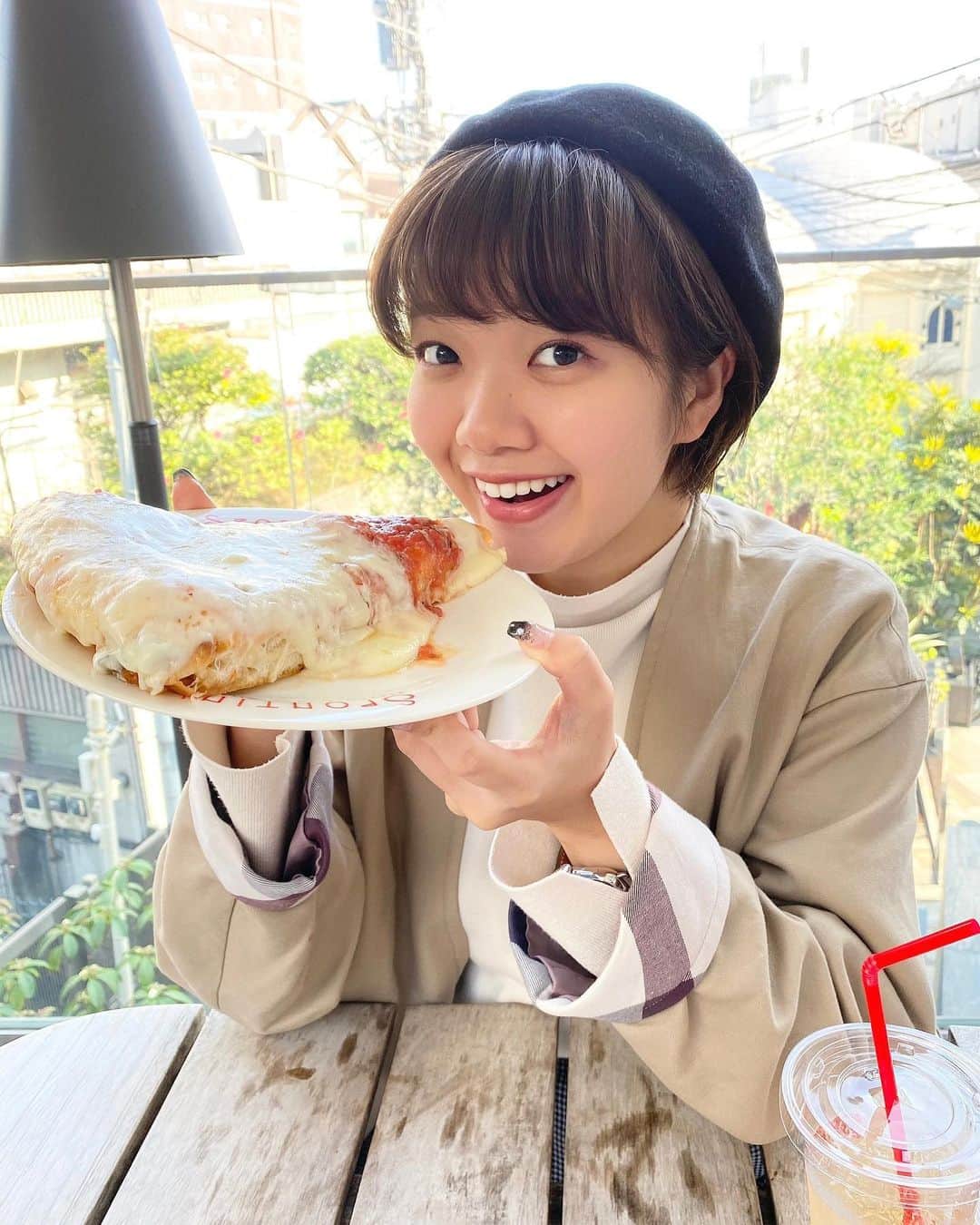田村華子のインスタグラム：「. おおきなピザ〜🍕 ピザ大好きで今週２枚目！  #ピザ #愛してる  #明治神宮前」