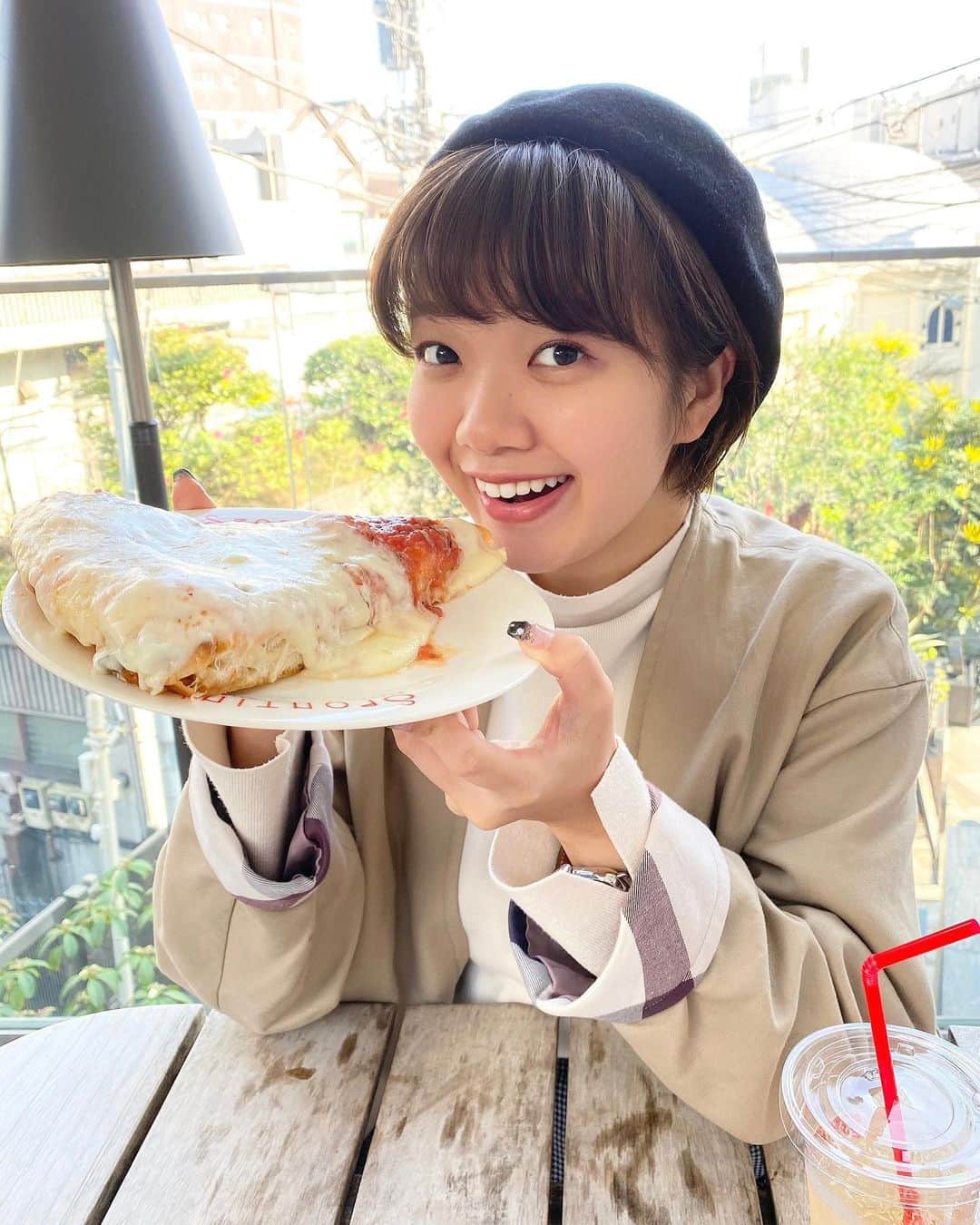のインスタグラム：「. おおきなピザ〜🍕 ピザ大好きで今週２枚目！  #ピザ #愛してる  #明治神宮前」