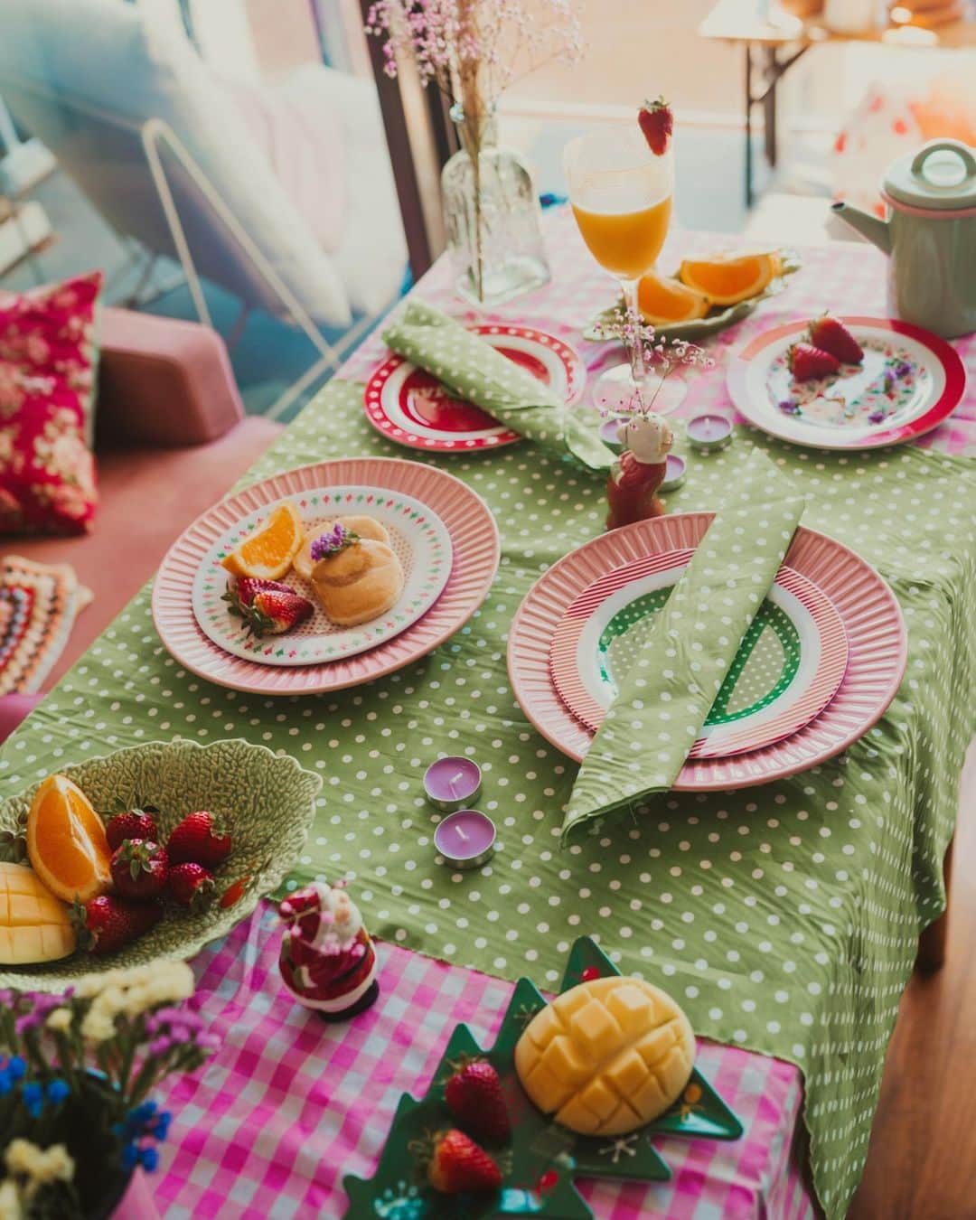 のインスタグラム：「swapping a wintery christmas in the uk for sunny australia hasn’t phased frankie’s resident brit and marketing manager @jesshope. and if pastels are your thing, jess’s festive breakfast table may just fill your brain with ace ideas. ⁠⠀ ⁠⠀ “i distinctly remember decorating my family’s christmas tree as a kid,” jess says, “we had two: one was covered in faux pine cones and gold ribbons. but the other was a mismatch of garish ornaments and tinsel – needless to say that was my favourite!’⁠⠀ ⁠⠀ jess’s seasonal setup is an extension of her home: all pastels and mostly pink, with kitsch ornaments sporadically displayed. “i snagged this salt and pepper set as soon as i set eyes on it at @spotlightstores. and clashing gingham with polka dots is a no-brainer in my books. the holidays can be a strange ol’ time when you’re far from family, so i like to keep things feel-good and fun.”」