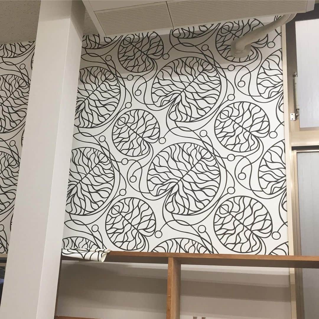 インテリアショップ メルサさんのインスタグラム写真 - (インテリアショップ メルサInstagram)「・ 先週の数日間 弊社事務所の改装工事をしておりました。  今回 棚のある壁一面には 無地の壁紙から @marimekko の #ボットナ の壁紙に張り替えて アルミブラインドの窓は @nanik_japan #ライトシリーズウッドブラインド に取り替えました。 オフィスデスクも木目調に。 床もライトグレーのタイルカーペットに張り替えたりと 北欧デザインと木の質感で暖かみのある明るい空間になりました！  #marimekko壁紙 は 【楽天 メルサ】でもご購入頂けます！  工事に伴い期間中は 臨時休業等  皆さまには色々とご迷惑をおかけいたしましたが この度無事に終了いたしました。 有難うございます。  #オフィスインテリア #marimekko #BOTTNA  #マリメッコ壁紙 #アクセントクロス #nanik #ナニックウッドブラインド  #新築 #リフォーム #リノベーション #インテリアコーディネート #インテリアショップ #merusa #豊岡 #兵庫」11月26日 15時05分 - merusa_interior