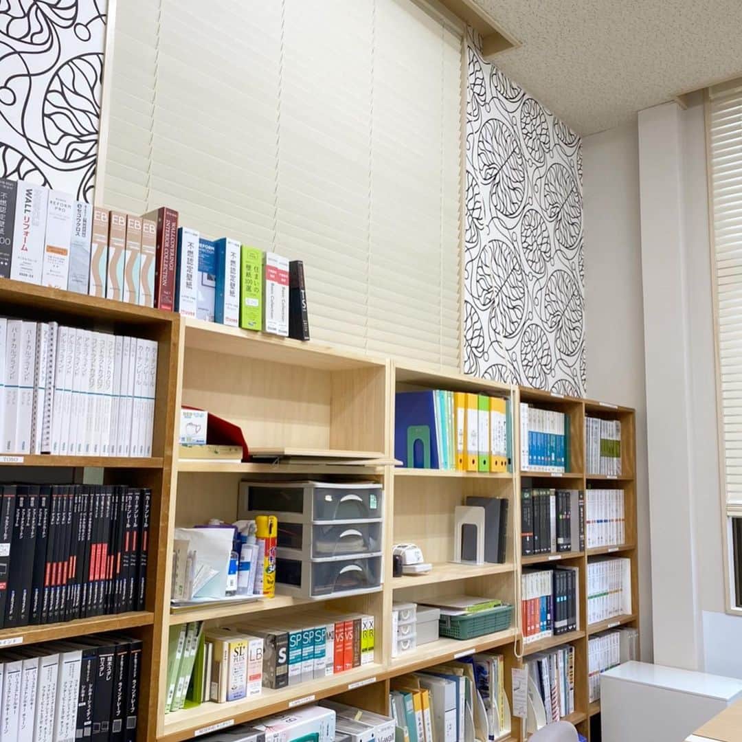 インテリアショップ メルサさんのインスタグラム写真 - (インテリアショップ メルサInstagram)「・ 先週の数日間 弊社事務所の改装工事をしておりました。  今回 棚のある壁一面には 無地の壁紙から @marimekko の #ボットナ の壁紙に張り替えて アルミブラインドの窓は @nanik_japan #ライトシリーズウッドブラインド に取り替えました。 オフィスデスクも木目調に。 床もライトグレーのタイルカーペットに張り替えたりと 北欧デザインと木の質感で暖かみのある明るい空間になりました！  #marimekko壁紙 は 【楽天 メルサ】でもご購入頂けます！  工事に伴い期間中は 臨時休業等  皆さまには色々とご迷惑をおかけいたしましたが この度無事に終了いたしました。 有難うございます。  #オフィスインテリア #marimekko #BOTTNA  #マリメッコ壁紙 #アクセントクロス #nanik #ナニックウッドブラインド  #新築 #リフォーム #リノベーション #インテリアコーディネート #インテリアショップ #merusa #豊岡 #兵庫」11月26日 15時05分 - merusa_interior