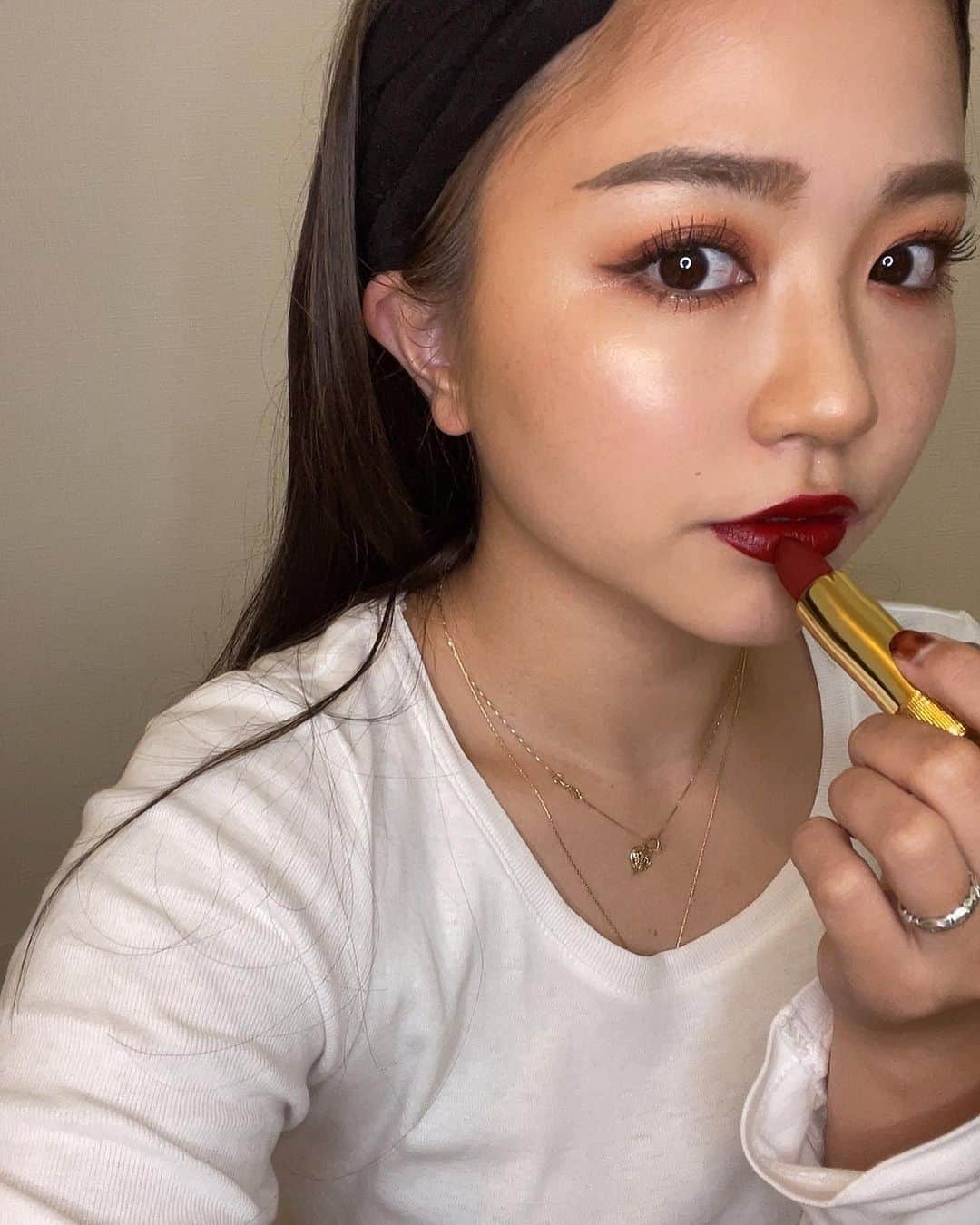 Shioneさんのインスタグラム写真 - (ShioneInstagram)「ストーリーズにものせた @guccibeauty のリップ💄❤️ ㅤㅤㅤㅤㅤㅤㅤㅤㅤㅤㅤㅤㅤ 私は @theofficialselfridges で購入した🙆‍♀️💕 深〜い赤でドンピシャな色🙆‍♀️🤎 ㅤㅤㅤㅤㅤㅤㅤㅤㅤㅤㅤㅤㅤ MADGE REDって色❤️ ㅤㅤㅤㅤㅤㅤㅤㅤㅤㅤㅤㅤㅤ デートにもつけていきたいな❄️💕 ㅤㅤㅤㅤㅤㅤㅤㅤㅤㅤㅤㅤㅤ  #instagram  #ヘアカット  #japan  #メイク  #YouTube  #cosmetics #love #me #makeup  #fashion #メイク動画  #メイク #コスメ #shii_cosme🌹 🌹#Libecka #libeckabyshii #youtuber #youtube #アッシュカラー #ヘアアレンジ #hairStyle #guccibeauty #gucci #lipstick #selfridges #MADGERED」11月26日 15時05分 - shione__1101