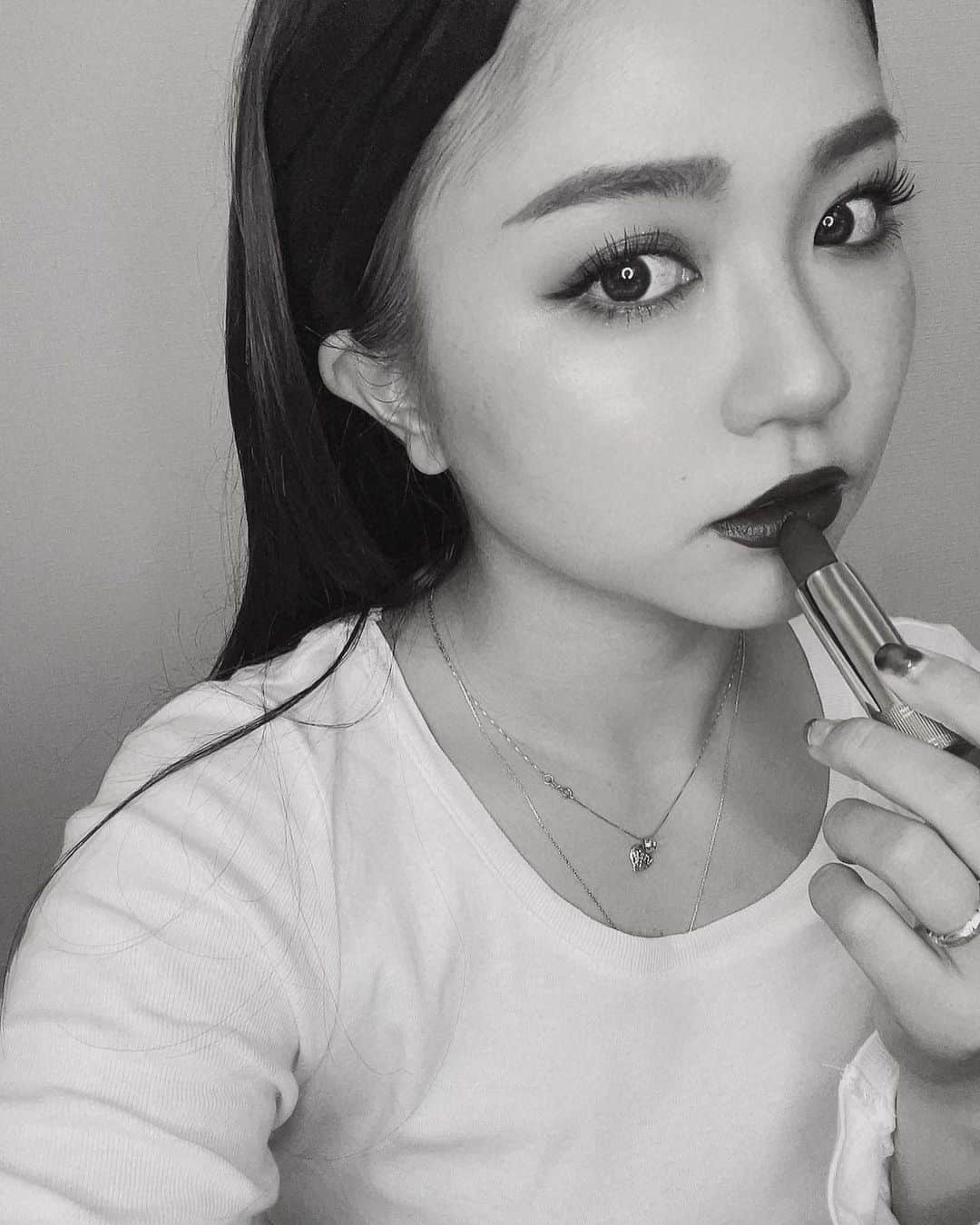 Shioneさんのインスタグラム写真 - (ShioneInstagram)「ストーリーズにものせた @guccibeauty のリップ💄❤️ ㅤㅤㅤㅤㅤㅤㅤㅤㅤㅤㅤㅤㅤ 私は @theofficialselfridges で購入した🙆‍♀️💕 深〜い赤でドンピシャな色🙆‍♀️🤎 ㅤㅤㅤㅤㅤㅤㅤㅤㅤㅤㅤㅤㅤ MADGE REDって色❤️ ㅤㅤㅤㅤㅤㅤㅤㅤㅤㅤㅤㅤㅤ デートにもつけていきたいな❄️💕 ㅤㅤㅤㅤㅤㅤㅤㅤㅤㅤㅤㅤㅤ  #instagram  #ヘアカット  #japan  #メイク  #YouTube  #cosmetics #love #me #makeup  #fashion #メイク動画  #メイク #コスメ #shii_cosme🌹 🌹#Libecka #libeckabyshii #youtuber #youtube #アッシュカラー #ヘアアレンジ #hairStyle #guccibeauty #gucci #lipstick #selfridges #MADGERED」11月26日 15時05分 - shione__1101