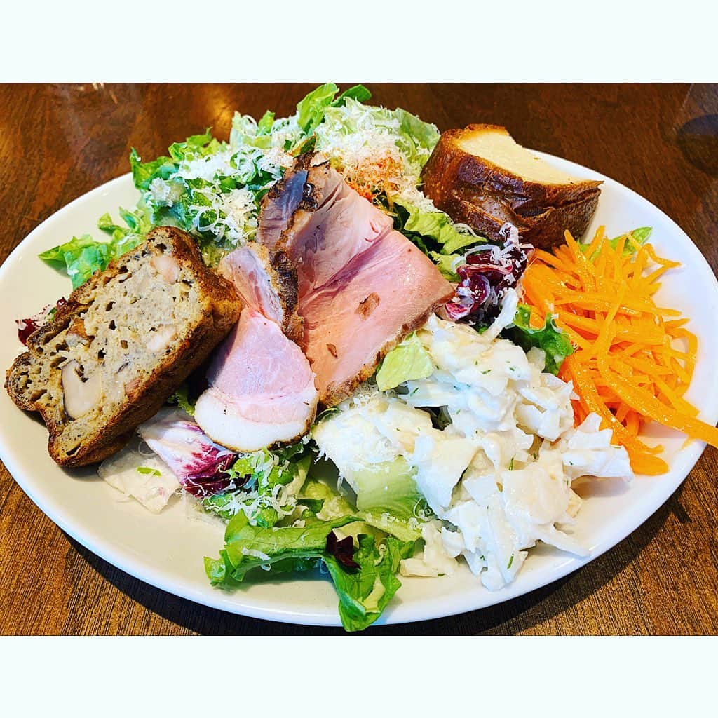 七瀬遥のインスタグラム：「サラダモリモリ🥗✨✨ なんかね、久しぶりにすっごくモヤモヤしてっっ お友達に話を聞いてもらったらスッキリしました😊私は私でそのままでいいよね🤗💖 ありがとう🌈 私も人間。時には悩んだり落ち込んだりします🤣  #サラダ#モリモリ#美味しい#楽しい#delicious#good#friend#happy#love#happiness#good#smile#tokyo#japan」