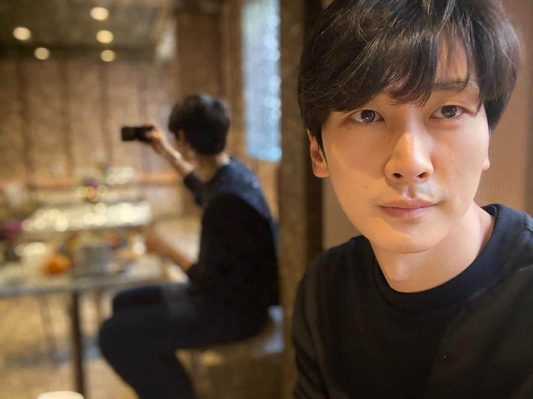 シム・ジホのインスタグラム：「. 드디어 오픈~!!! 얼마나 기다렸는가.. 근데 2단계 ㅠㅠ . 음식도 맛나고 공간도 예쁘고~! 가자 제프리 카페로~!!! . . . #제프리카페도산 #제프리플라워 #도산카페 #압구정카페 #티메이커 #맨투맨 #tmaker #TMR」