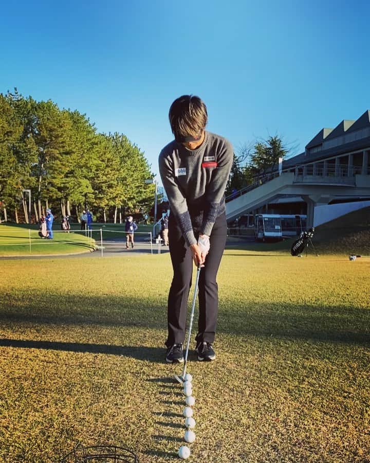 藤本麻子のインスタグラム：「ちょんちょんちょんちょん アプローチちょんちょん 一定のリズムでちょんちょんちょん グリップ脱力ちょんちょんちょん ヘッドの重さでちょんちょんちょん . みんなもやってみてちょん」